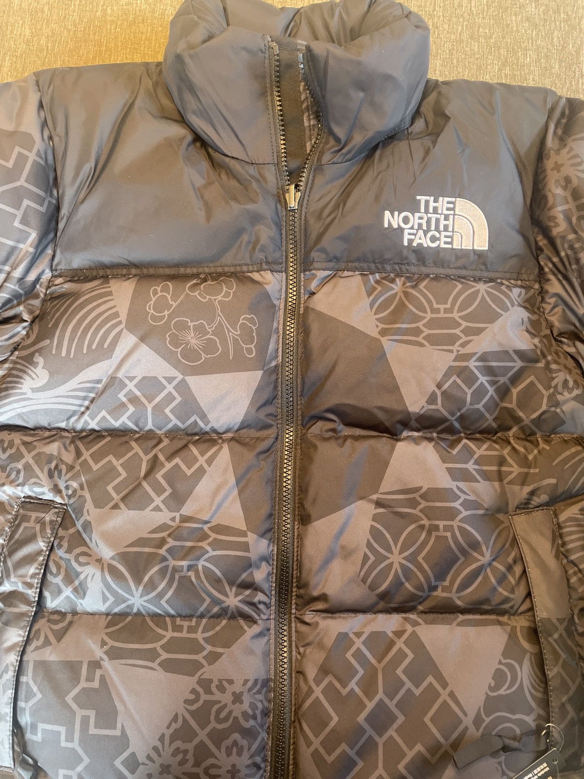 The North Face Womens XS Printed Nuptse Jacket Size XS / US 0-2 / IT 36-38 - 2 Thumbnail