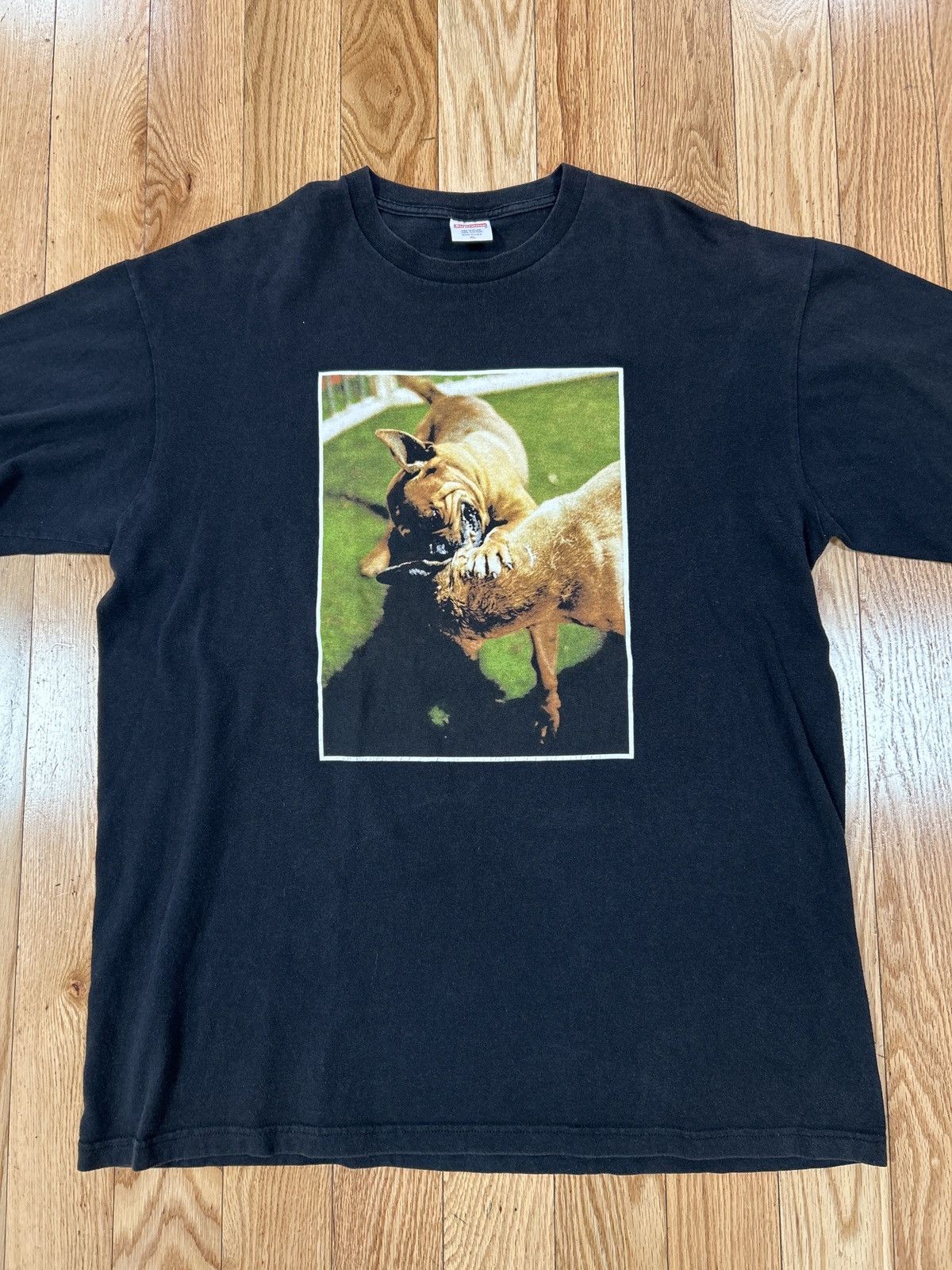 激レア！2006SS OLD SUPREME “DOG FIGHT” Tシャツ 激レア！2006SS OLD SUPREME “DOG FIGHT” Tシャツ SUPREME | THEHOOD