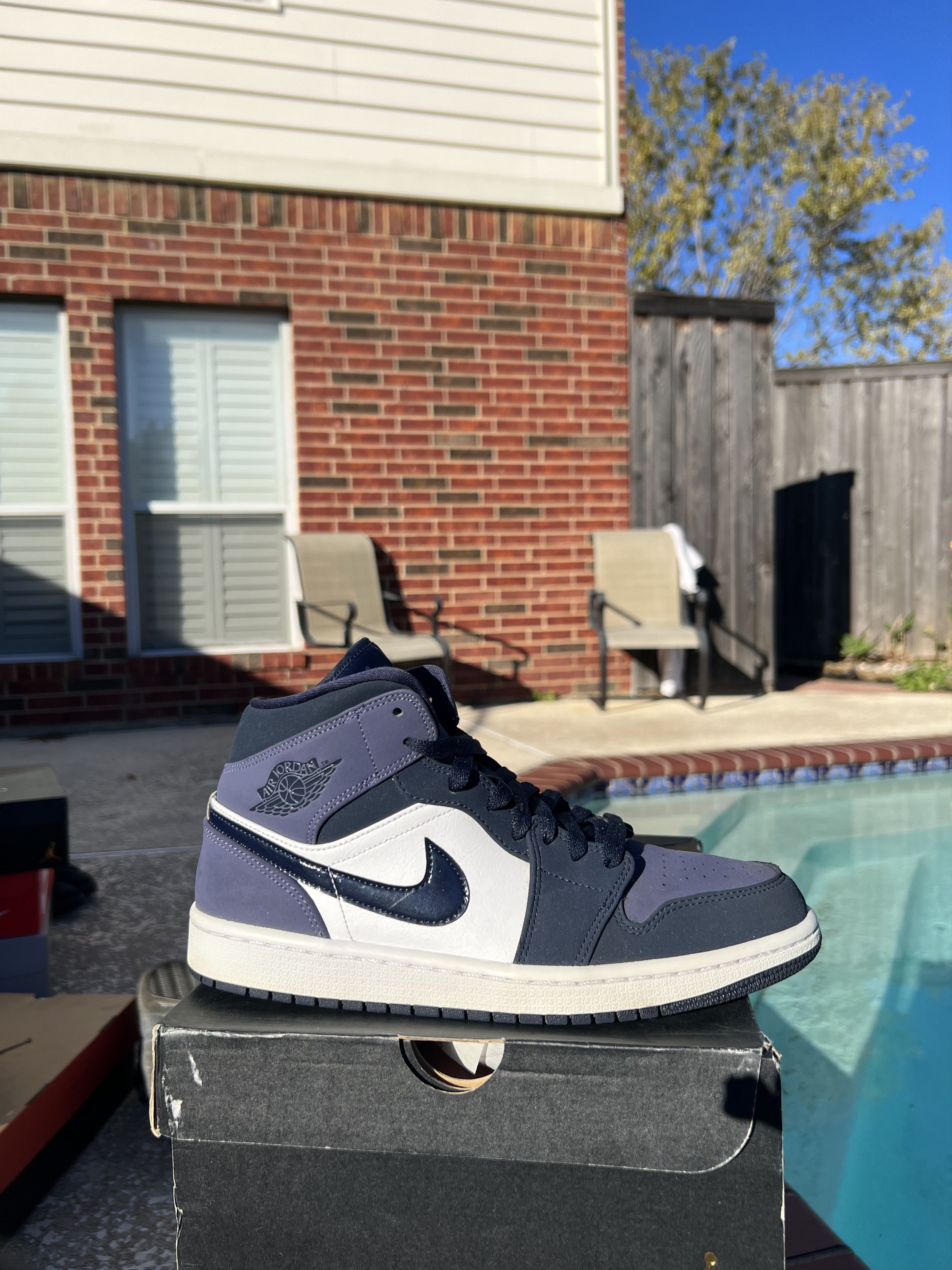 black and white jordan aj 1 mid