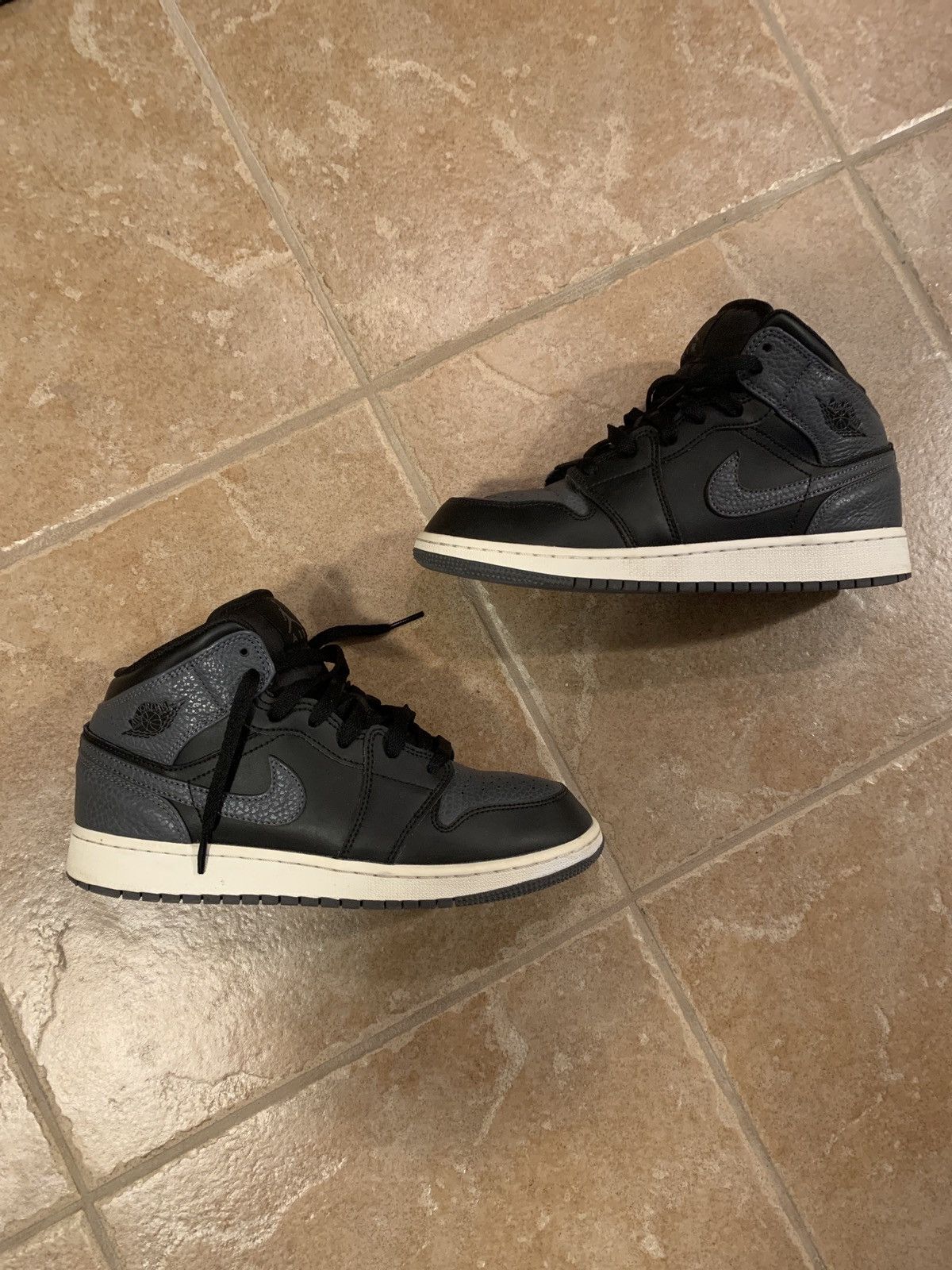 shadow jordan 1 mids