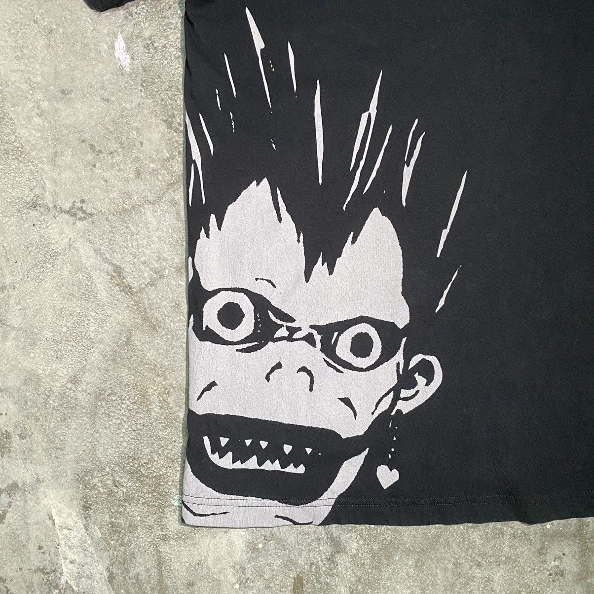 Anime RARE DEATH NOTE RYUK APPLE BACKHIT ANIME T SHIRT Size US XL / EU 56 / 4 - 5 Thumbnail