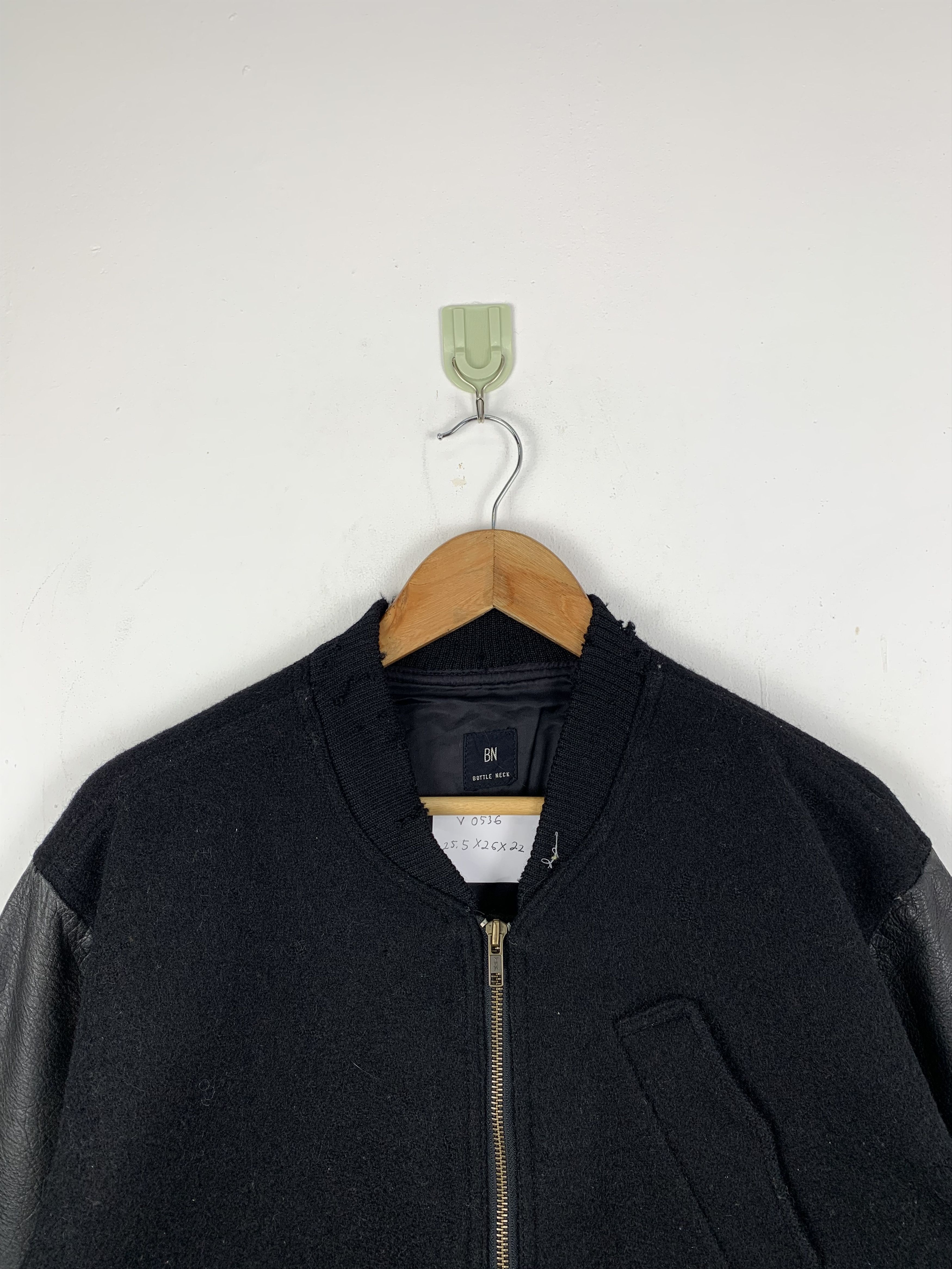 Vintage Vintage 80s Bottle Neck BNC 1985 Leather Varsity V0536 Size US M / EU 48-50 / 2 - 3 Thumbnail