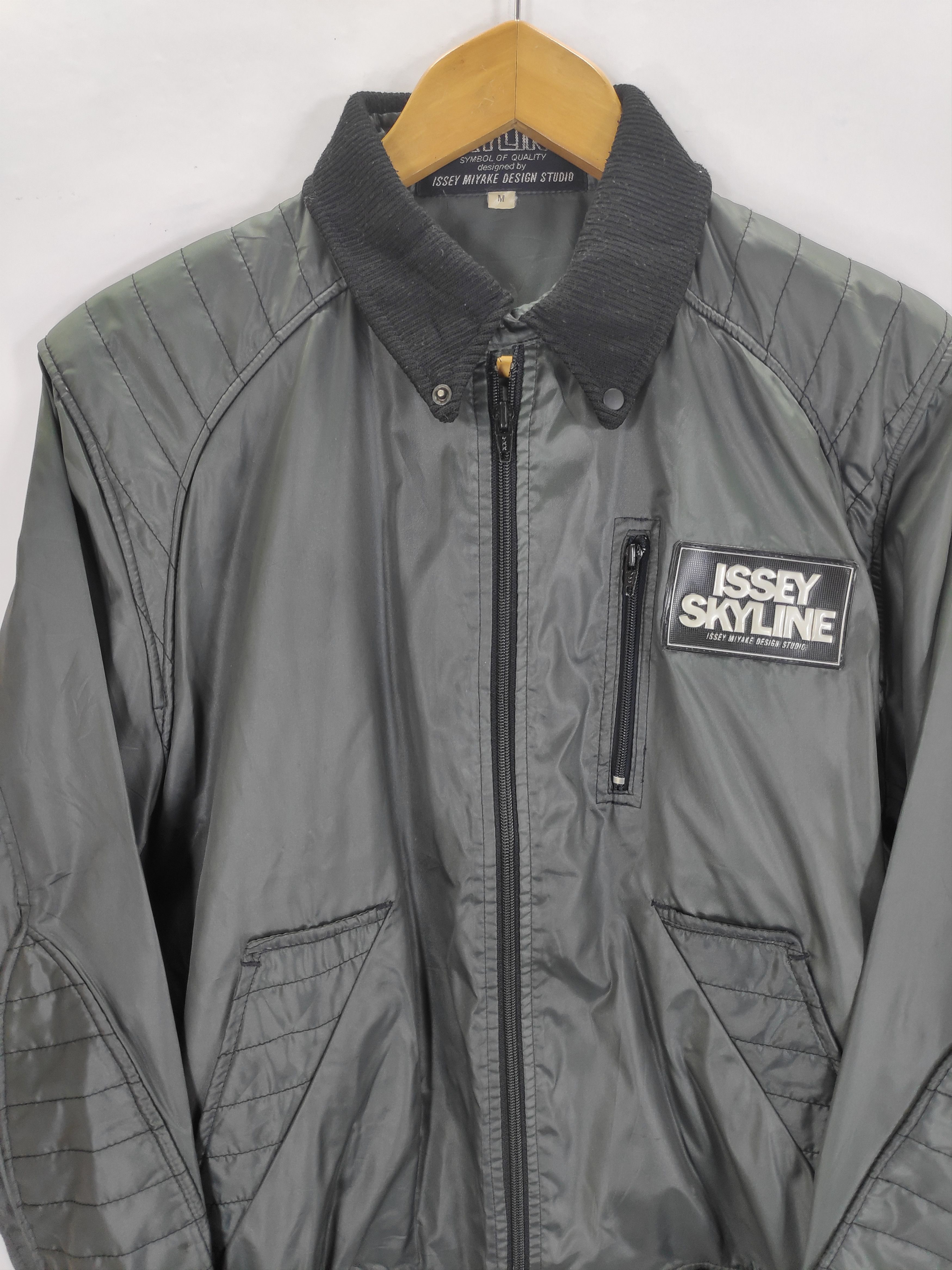 Issey Miyake × Pleats Please Issey Miyake × Rei Kawakubo VINTAGE ISSEY MIYAKE SKYLINE PRODUCT DESIGN LIGHT JACKET Size US M / EU 48-50 / 2 - 4 Thumbnail