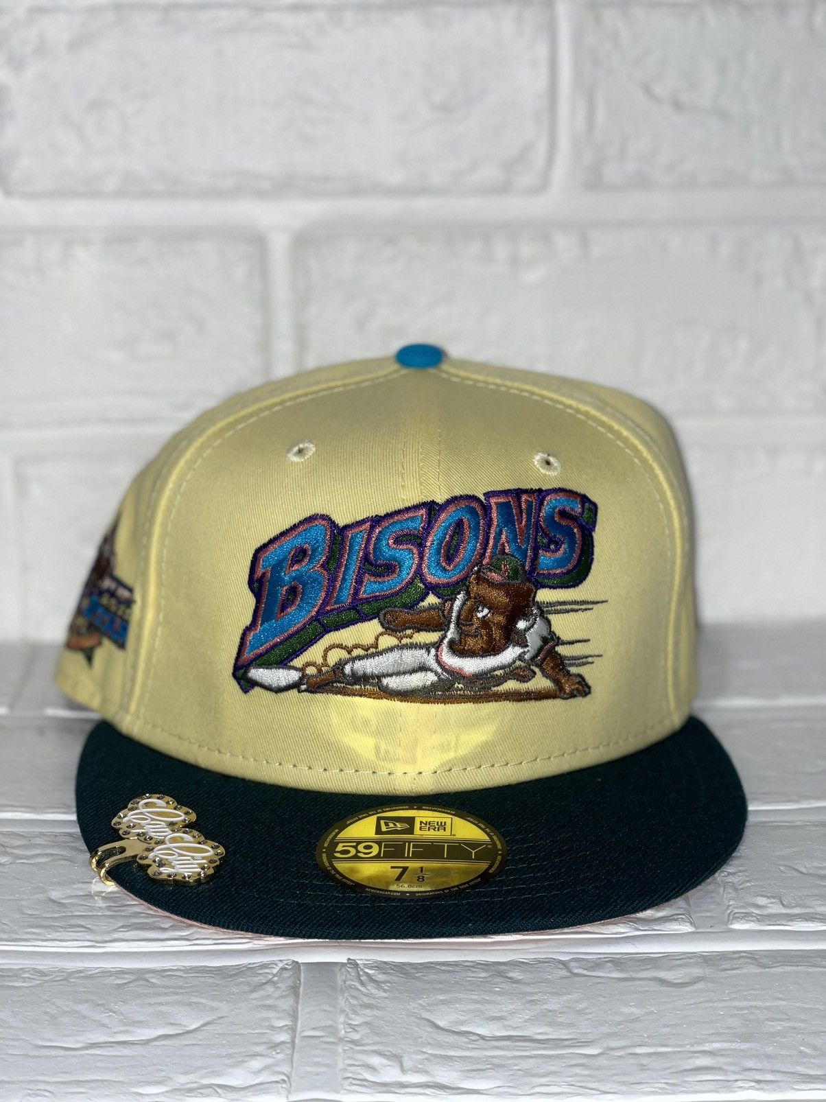 My offers fitteds Buffalo bisons Sean weatherspoon size 7 1/4 brand new sold out