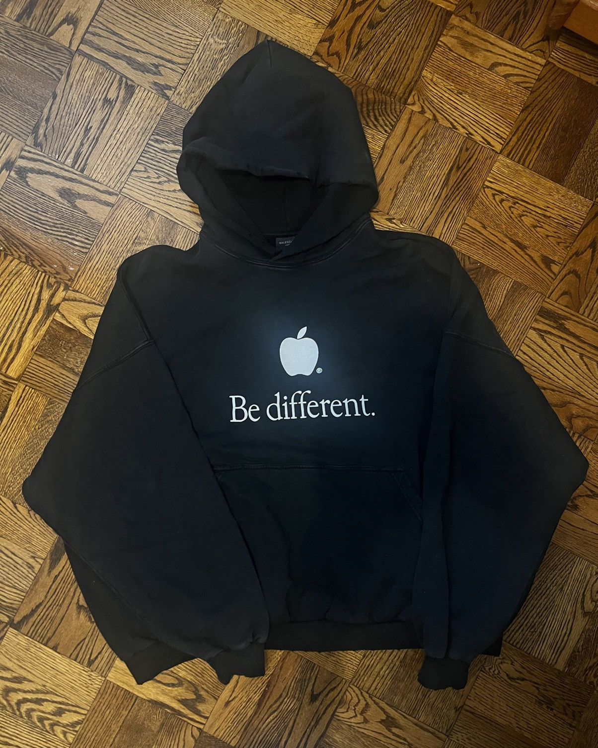 身幅69cmBALENCIAGA BBロゴ Be different Hoodie