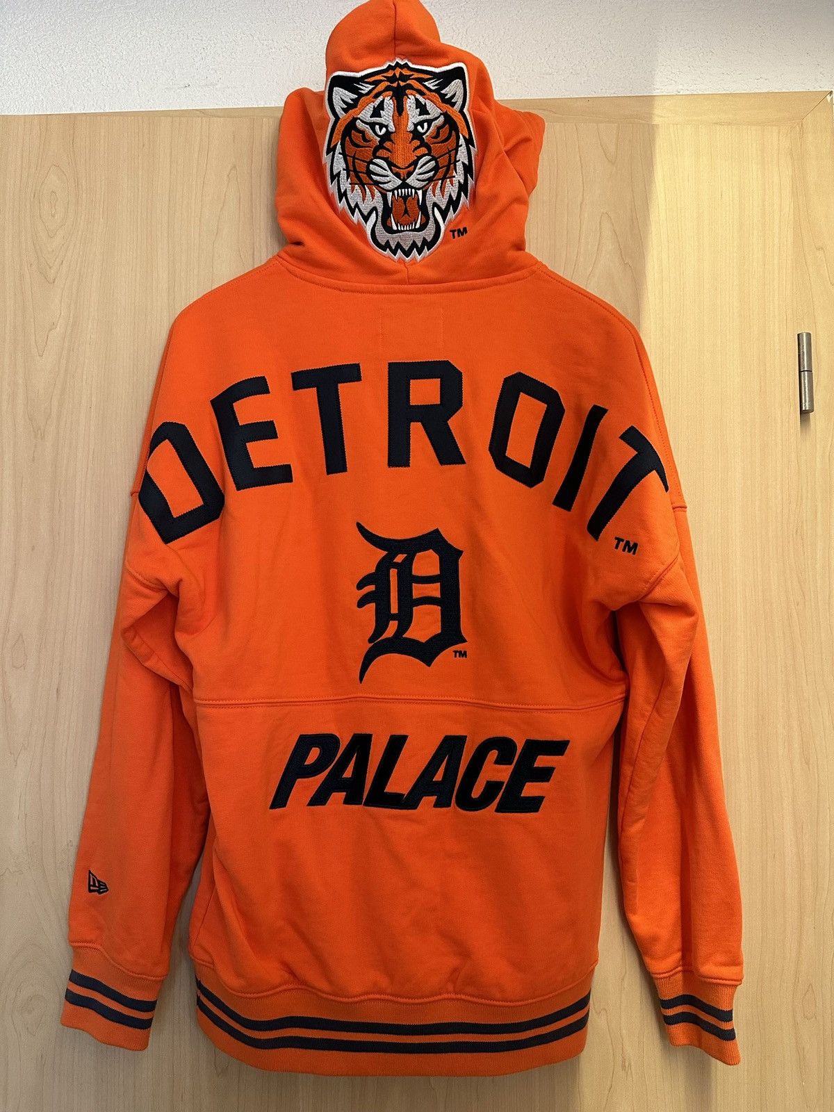 New Era × Palace PALACE DETROIT TIGERS NEW ERA DROP SHOULDER HOOD | Grailed