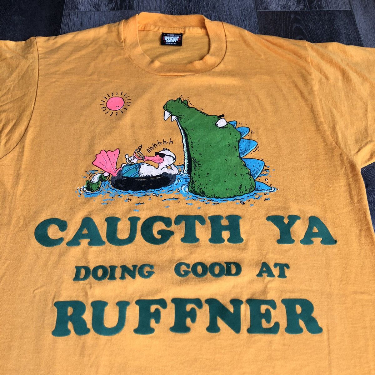 Vintage Vintage 1990s Duck Vacation Crocodile Bite Graphic Logo Tee Size US L / EU 52-54 / 3 - 1 Thumbnail