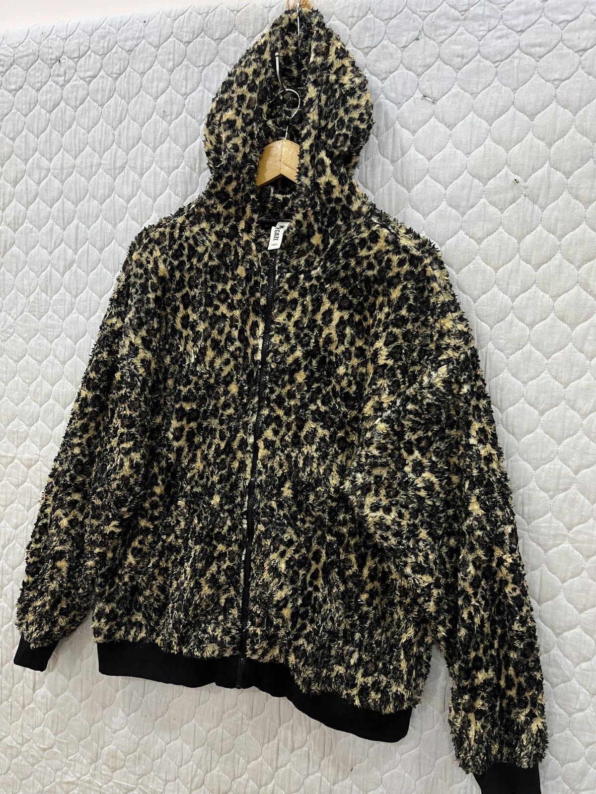 (Eee). MODISH GAZE LEOPARD HOODIE SWEATER