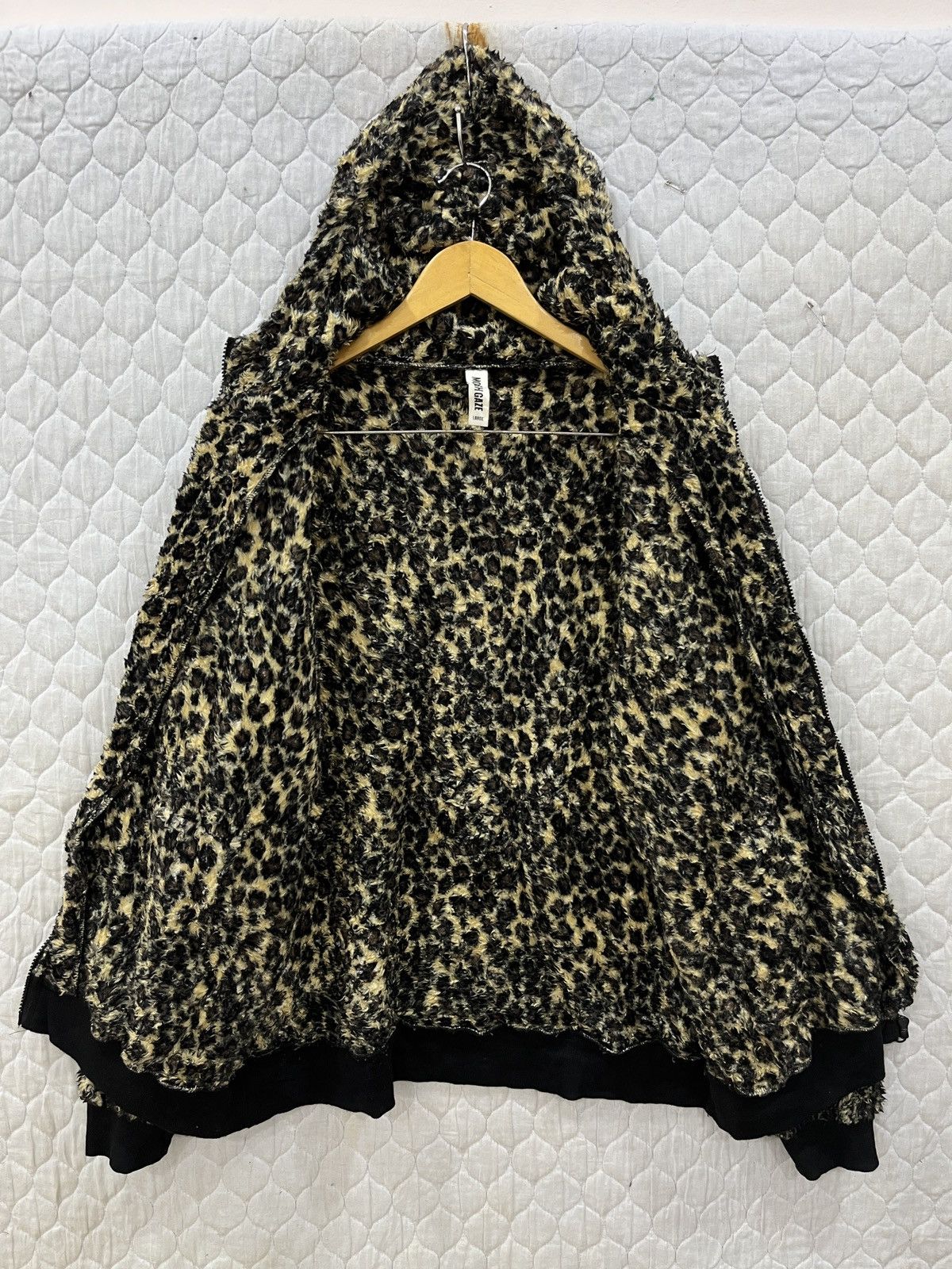 (Eee). MODISH GAZE LEOPARD HOODIE SWEATER