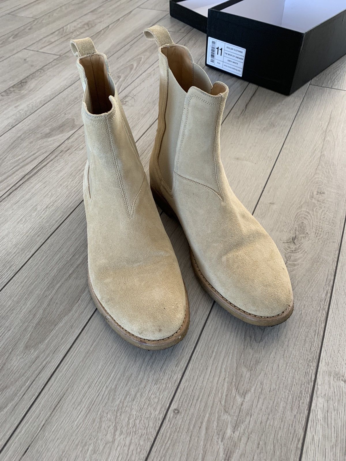 Represent chelsea boots