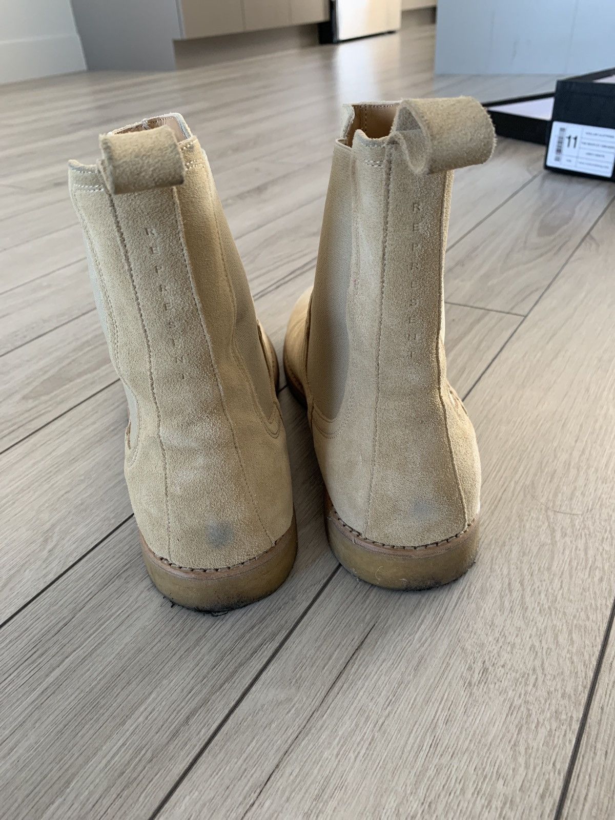 Represent chelsea boots