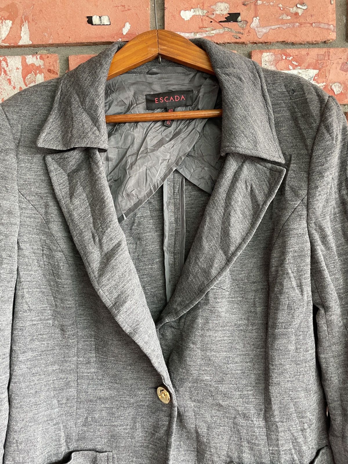 Escada Italy blazer black Linen size 40 Gold Chain button