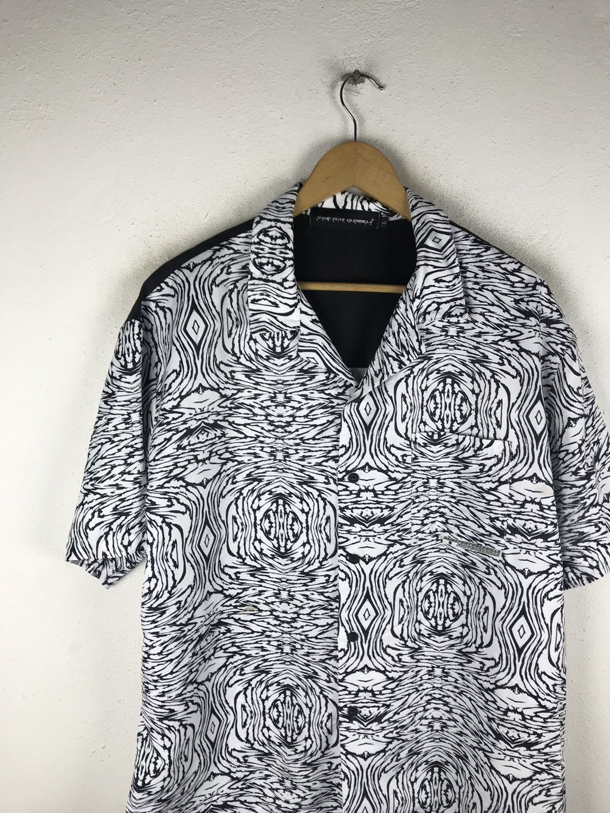 Designer × Japanese Brand 🔥SALE🔥NAME FUNY GUERRILLA BUTTON UPS SHIRT Size US L / EU 52-54 / 3 - 3 Thumbnail