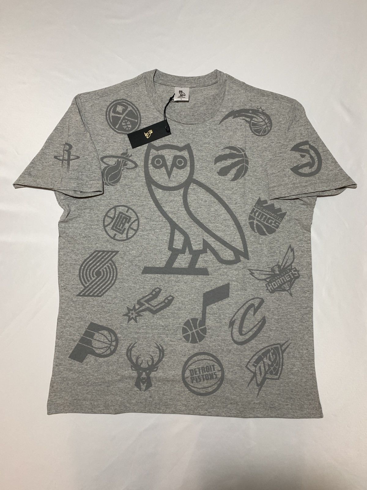 Drake OVO X NBA TEAM ICONS OG OWL T-SHIRT TEE 2022 Size US L / EU 52-54 / 3 - 1 Thumbnail