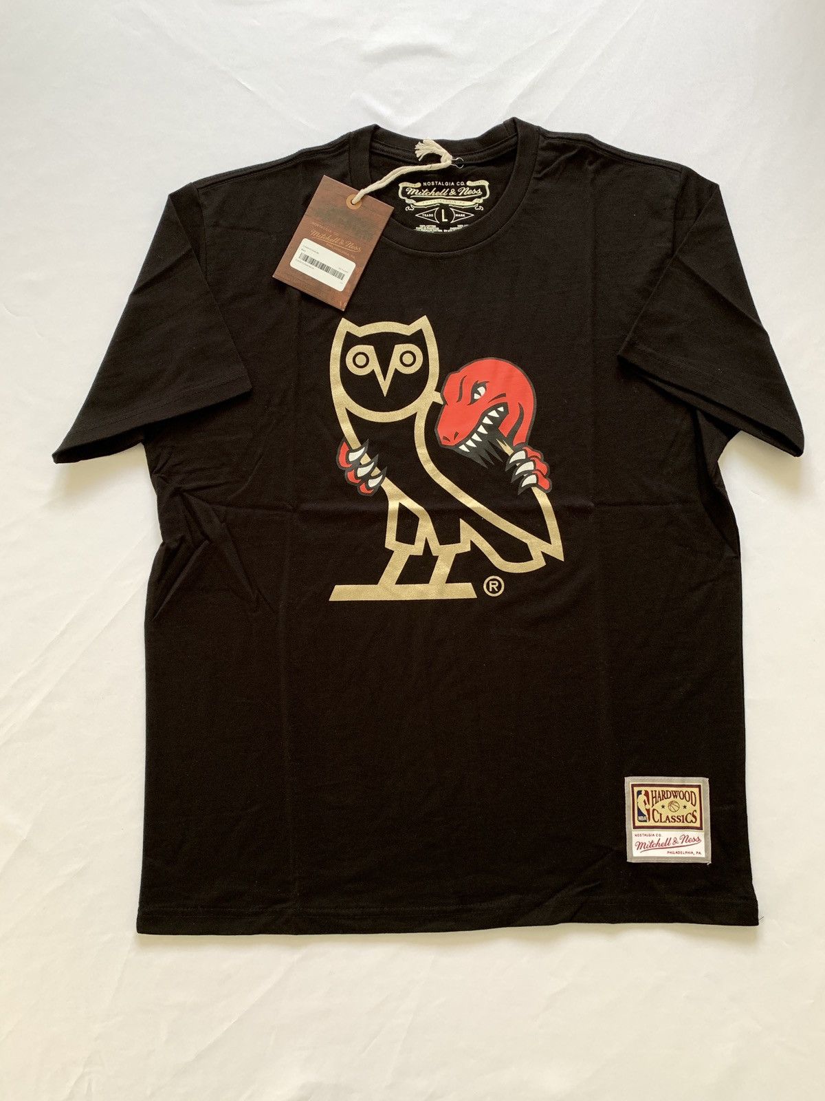 Mitchell & Ness OVO x Mitchell & Ness x NBA x RAPTORS ’95 OG OWL T-SHIRT TEE Size US XL / EU 56 / 4 - 1 Thumbnail