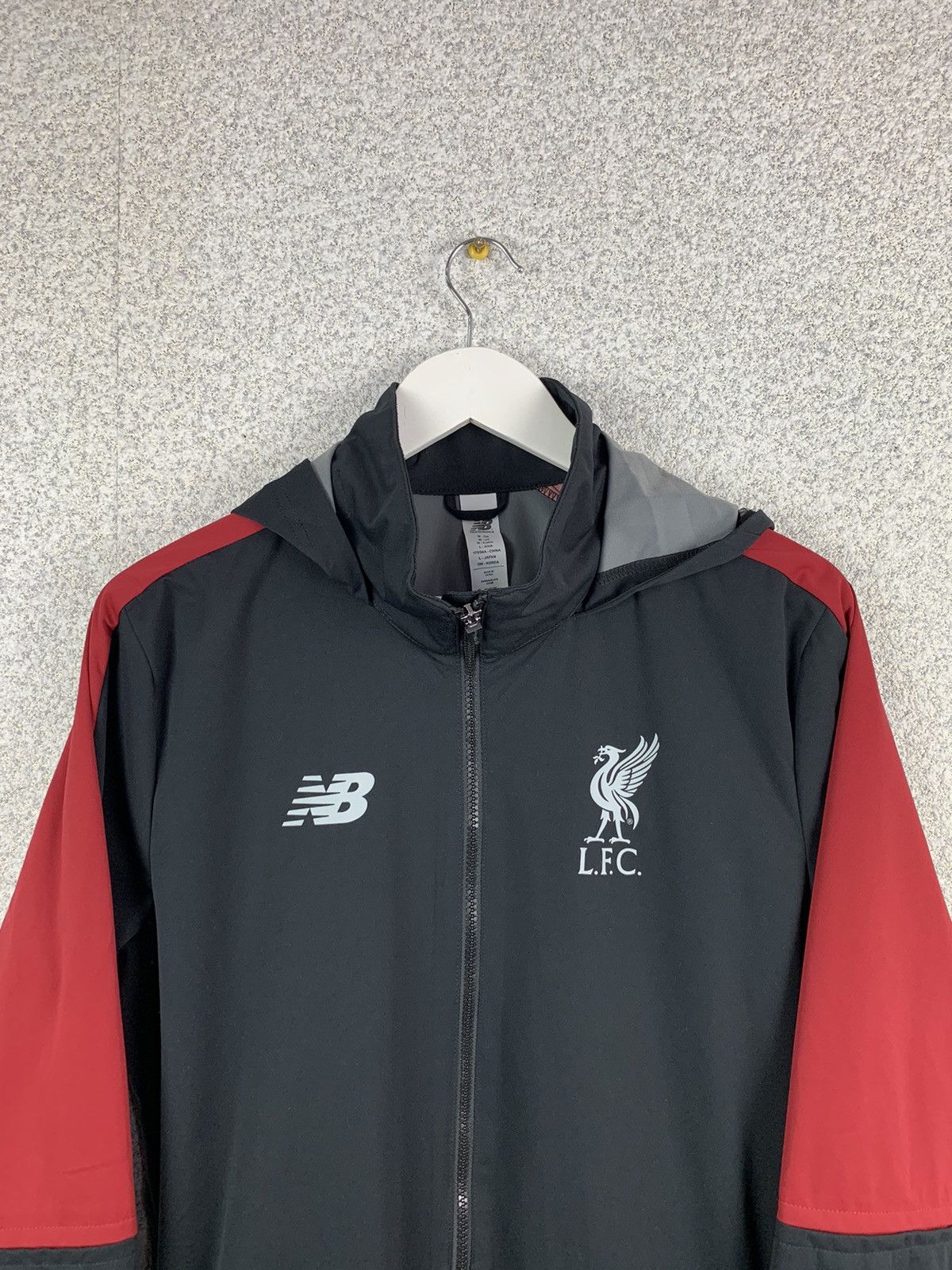 New Balance Liverpool Training Football soccer Raincoat Jacket Sz M Size US M / EU 48-50 / 2 - 4 Thumbnail