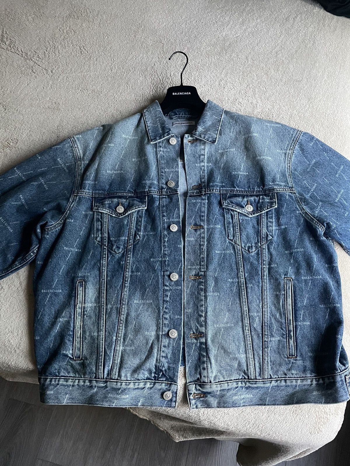 Balenciaga Balenciaga OVERSIZED All Over Mini Logo Denim Jacket Size 38 Size US M / EU 48-50 / 2 - 2 Thumbnail