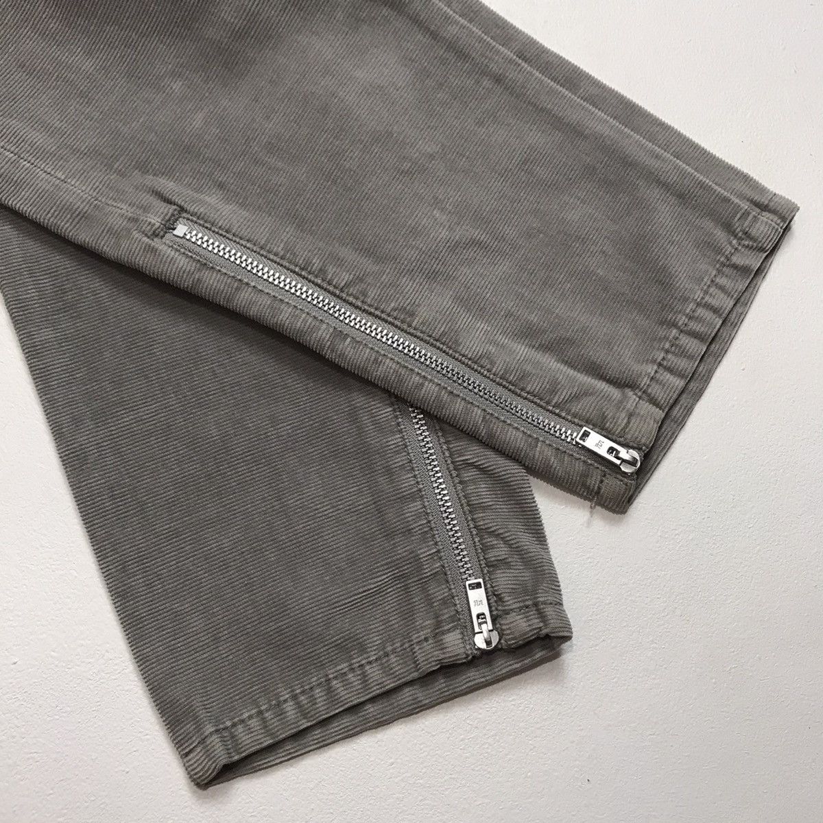 Undercover × Uniqlo Uniqlo Undercover Grey Corduroy Pants Size US 31 - 5 Thumbnail