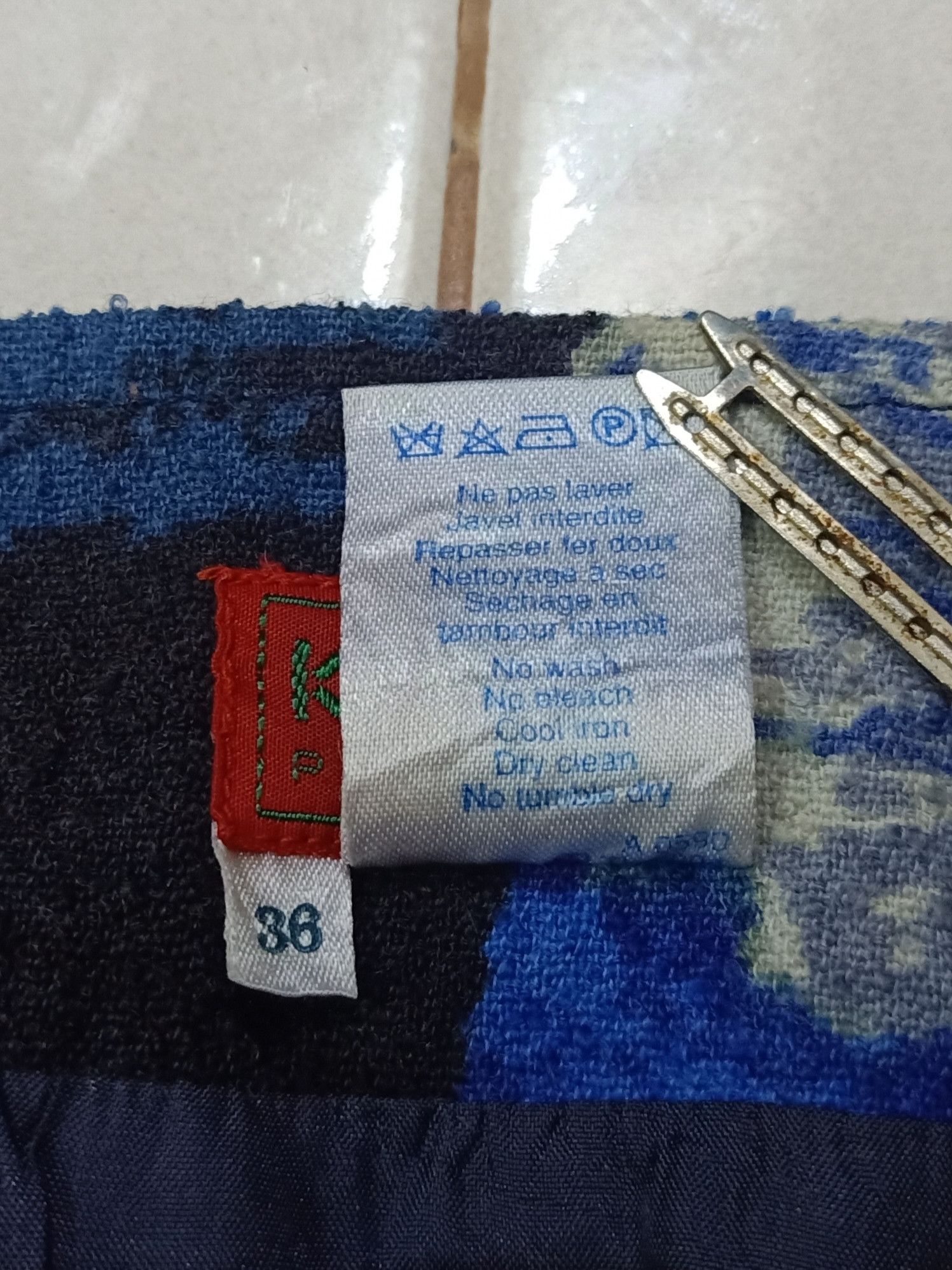 Japanese Brand KENZO PARIS Made In France Blue Flowers Cashmere Mini Skirt Size 26" / US 2 / IT 38 - 13 Thumbnail