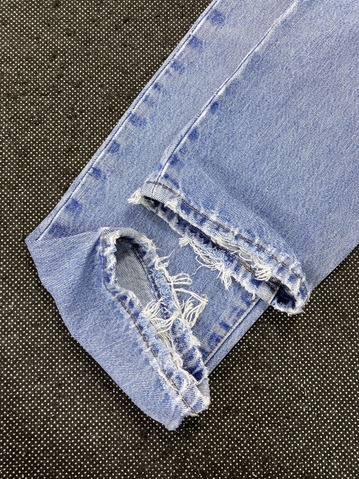 Levi's VINTAGE LEVIS 550 DISTRESSED BLUE WASH JEANS-J478 Size 32" / US 10 / IT 46 - 10 Thumbnail