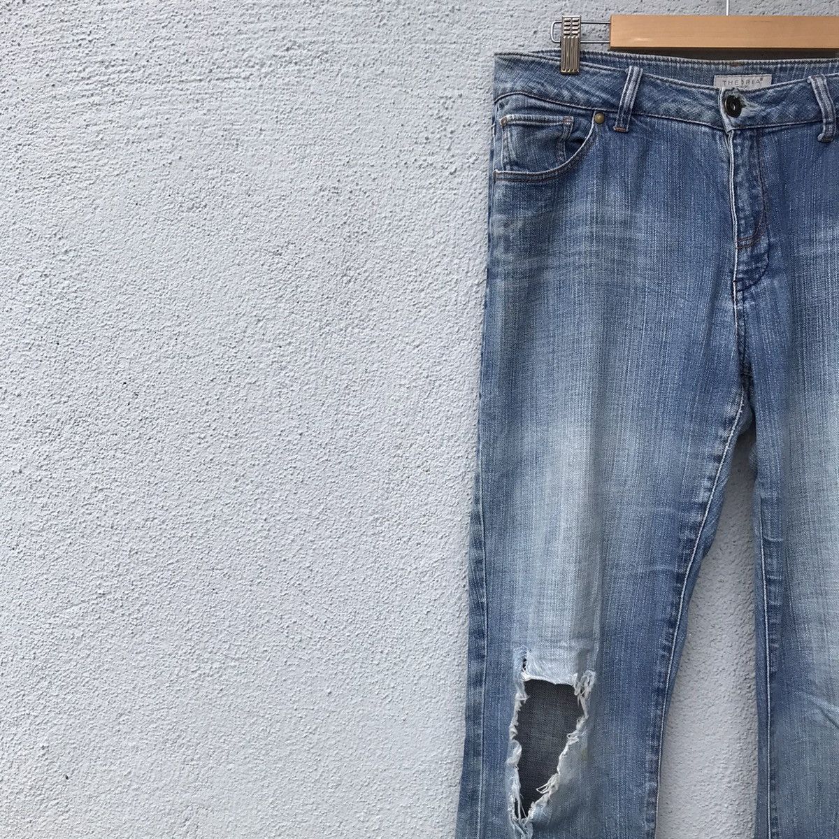 Japanese Brand Vintage Theoria Blue Wash Distressed Flare Jeans Size US 32 / EU 48 - 4 Thumbnail