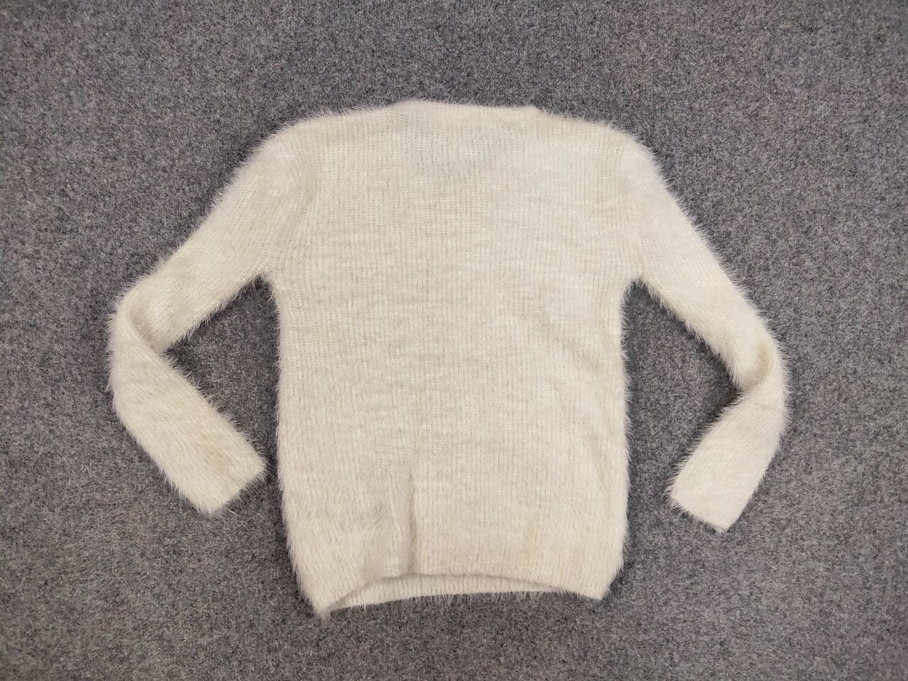 Japanese Brand Vintage Japanese White Mohair Style Fuzzy Crewneck Sweater Size US S / EU 44-46 / 1 - 18 Thumbnail