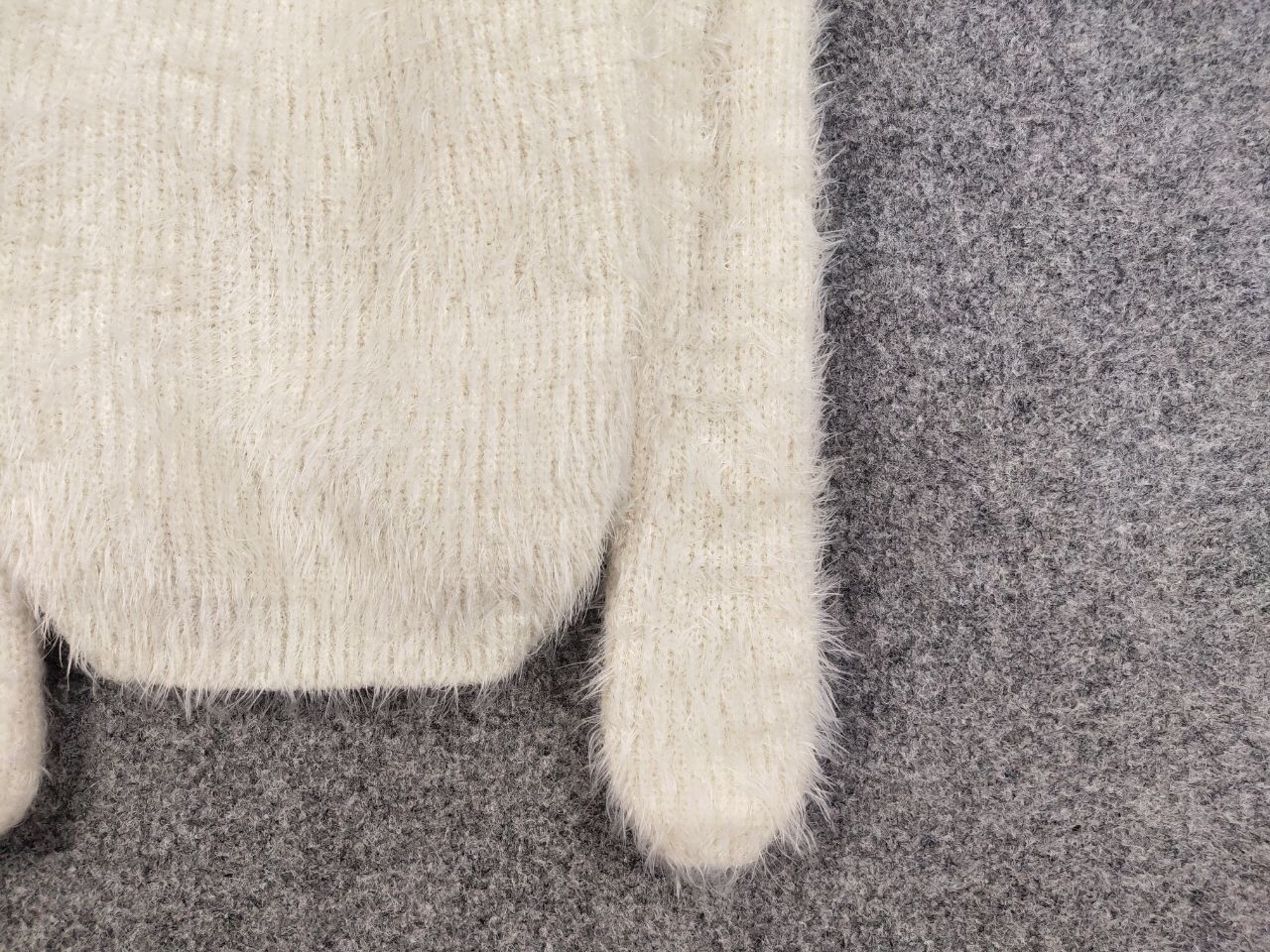 Japanese Brand Vintage Japanese White Mohair Style Fuzzy Crewneck Sweater Size US S / EU 44-46 / 1 - 9 Thumbnail