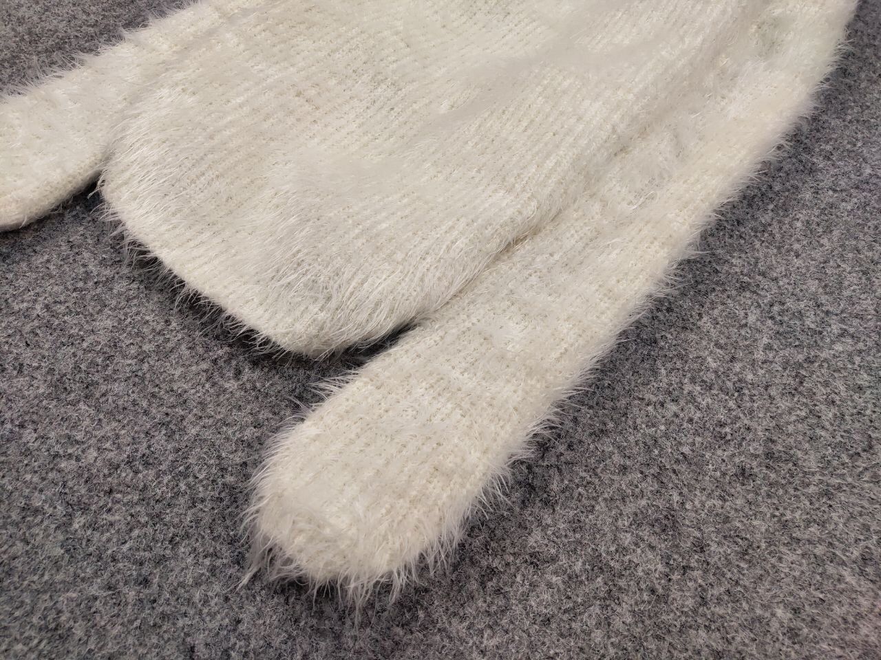 Japanese Brand Vintage Japanese White Mohair Style Fuzzy Crewneck Sweater Size US S / EU 44-46 / 1 - 4 Thumbnail