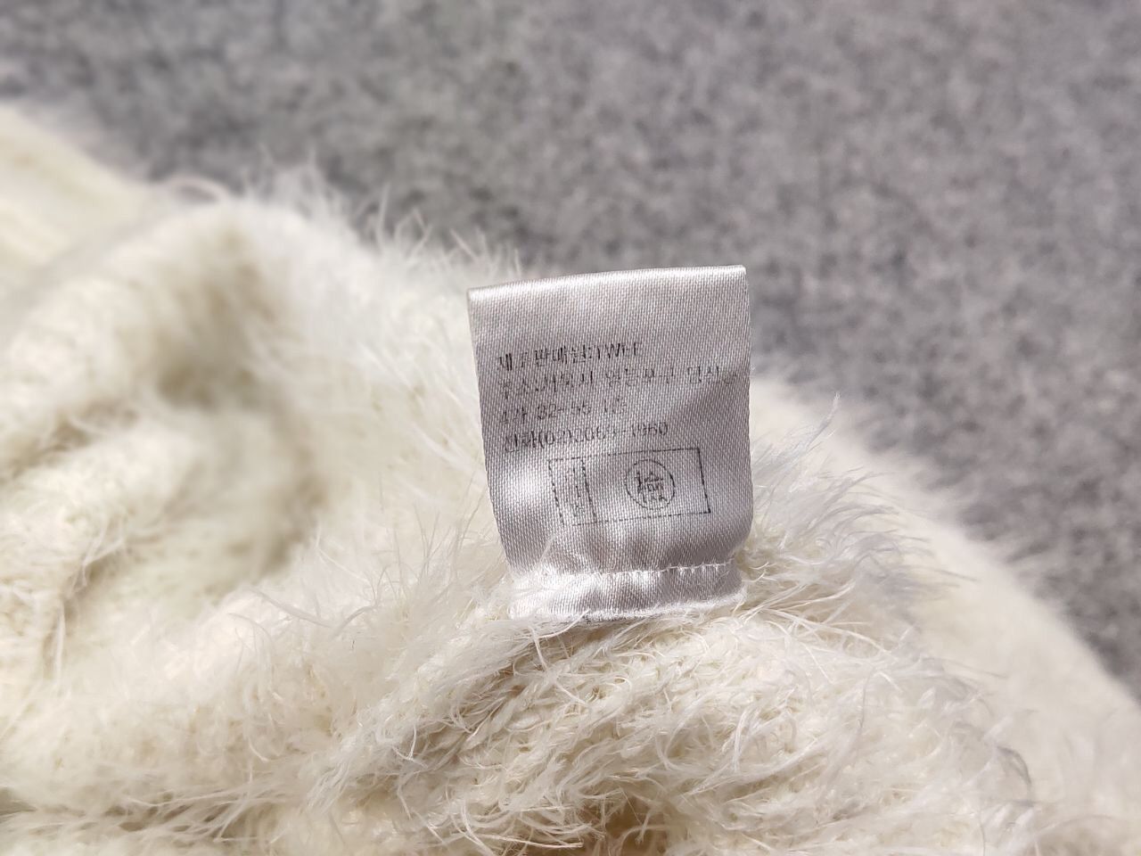 Japanese Brand Vintage Japanese White Mohair Style Fuzzy Crewneck Sweater Size US S / EU 44-46 / 1 - 20 Thumbnail