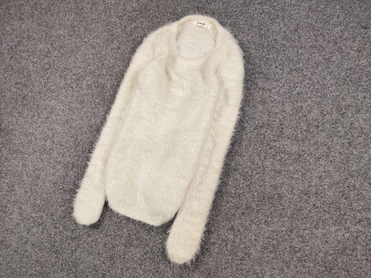 Japanese Brand Vintage Japanese White Mohair Style Fuzzy Crewneck Sweater Size US S / EU 44-46 / 1 - 2 Thumbnail