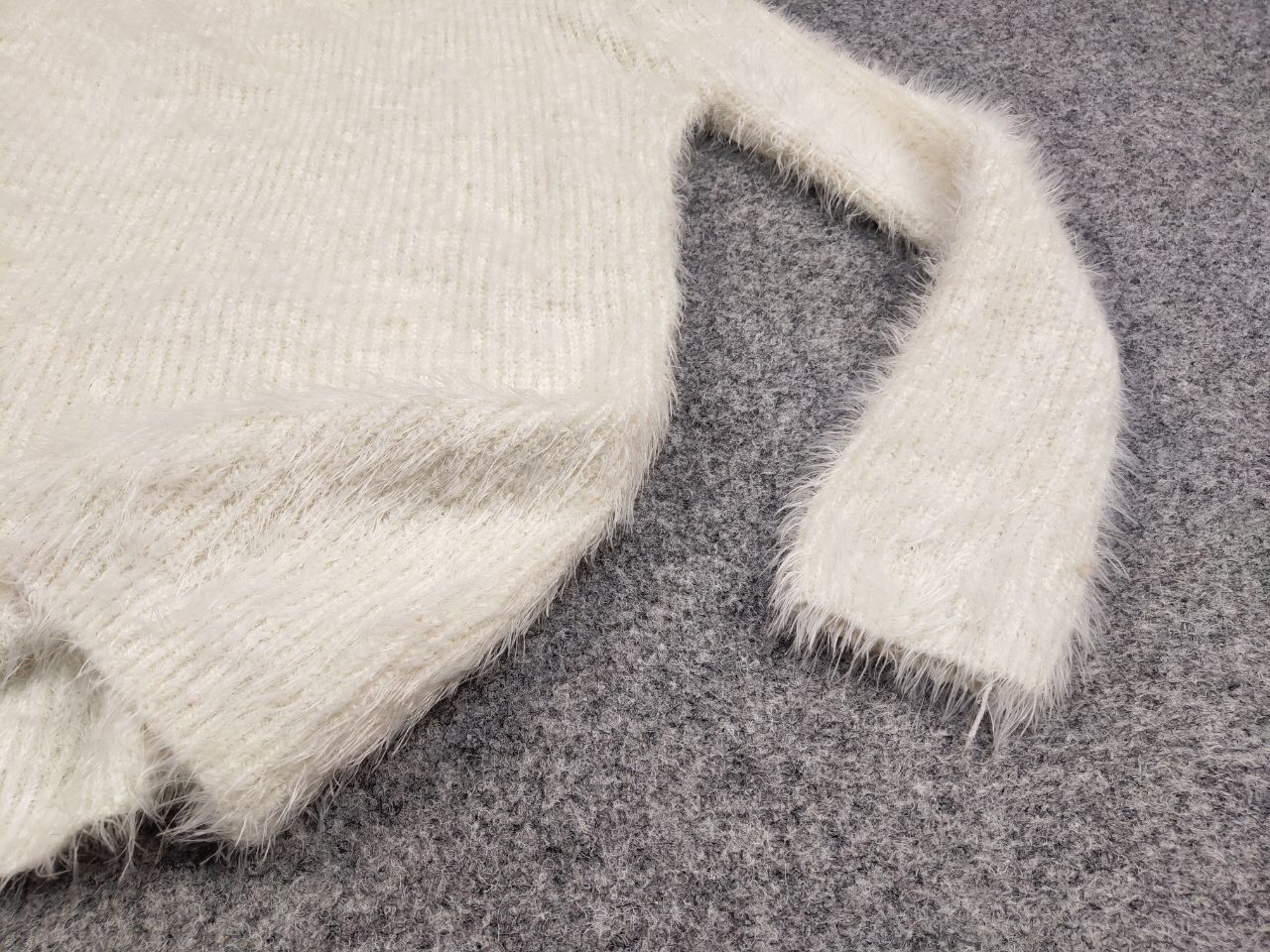 Japanese Brand Vintage Japanese White Mohair Style Fuzzy Crewneck Sweater Size US S / EU 44-46 / 1 - 16 Thumbnail