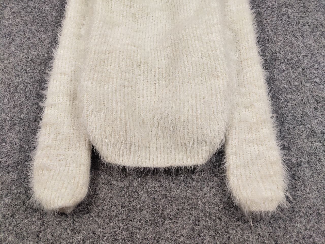 Japanese Brand Vintage Japanese White Mohair Style Fuzzy Crewneck Sweater Size US S / EU 44-46 / 1 - 8 Thumbnail