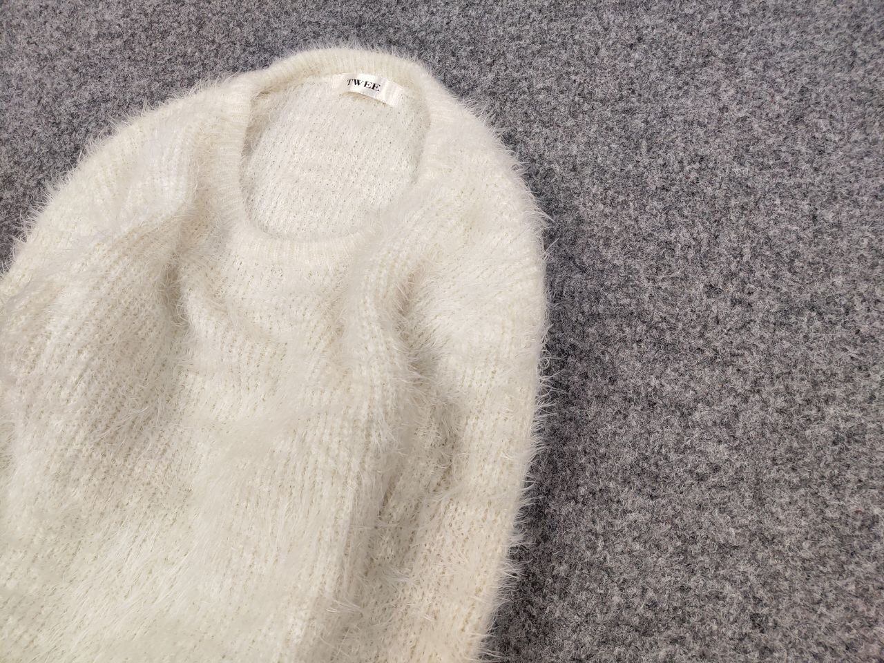 Japanese Brand Vintage Japanese White Mohair Style Fuzzy Crewneck Sweater Size US S / EU 44-46 / 1 - 3 Thumbnail