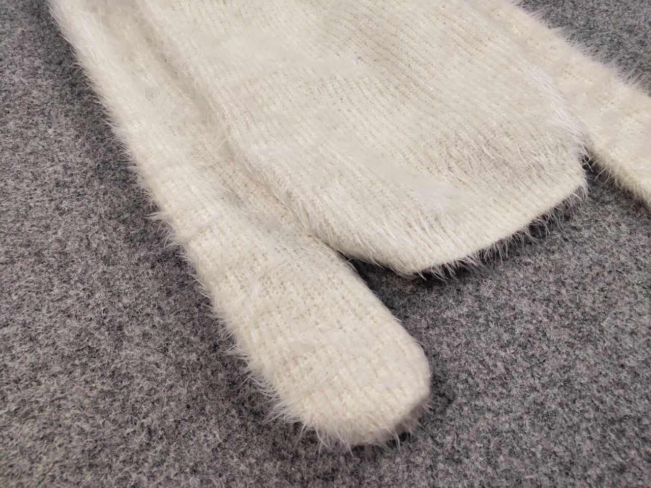 Japanese Brand Vintage Japanese White Mohair Style Fuzzy Crewneck Sweater Size US S / EU 44-46 / 1 - 5 Thumbnail