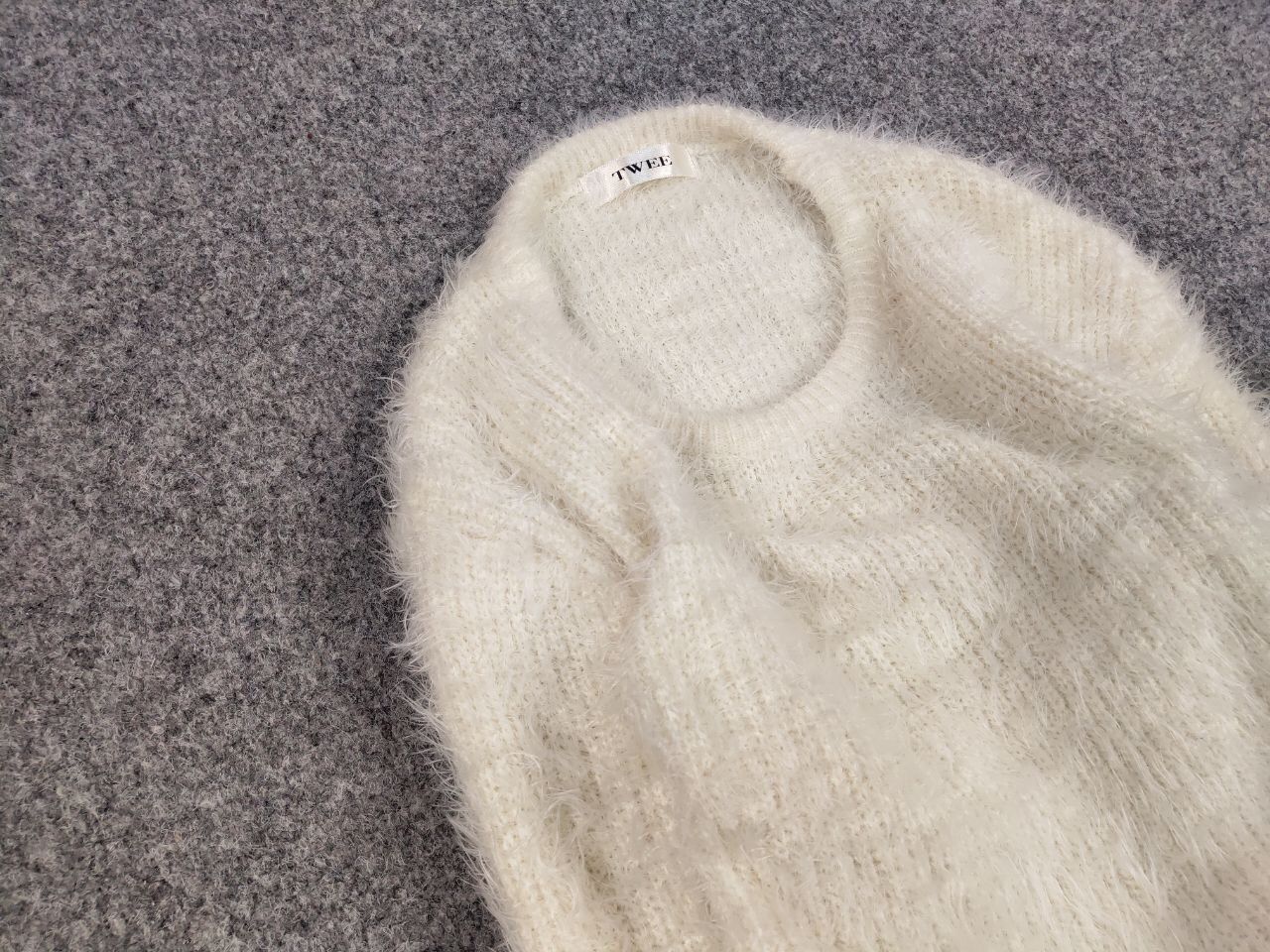 Japanese Brand Vintage Japanese White Mohair Style Fuzzy Crewneck Sweater Size US S / EU 44-46 / 1 - 6 Thumbnail