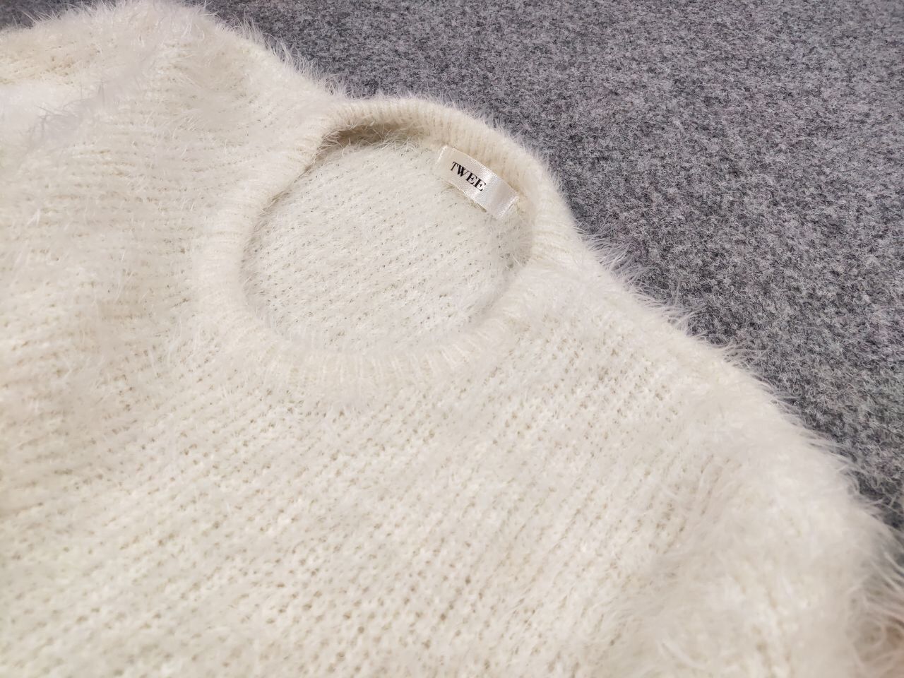 Japanese Brand Vintage Japanese White Mohair Style Fuzzy Crewneck Sweater Size US S / EU 44-46 / 1 - 17 Thumbnail