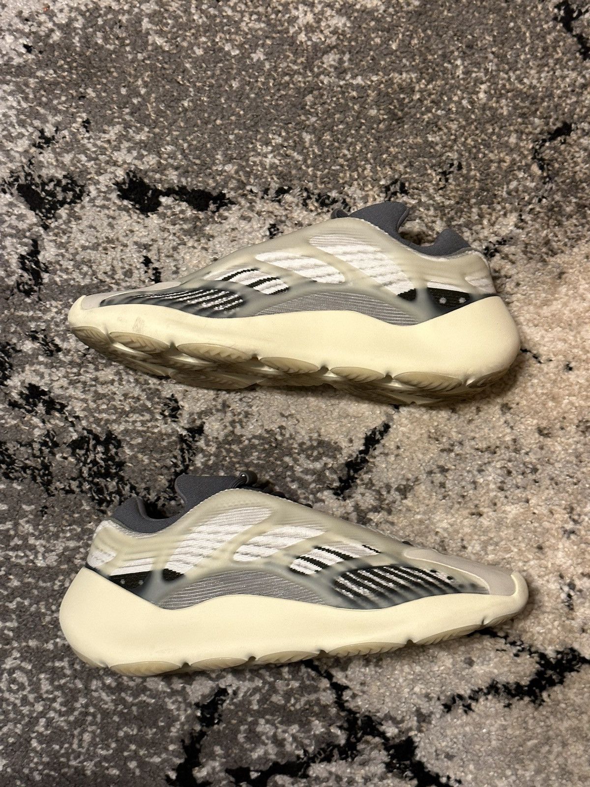 Adidas × Kanye West Adidas Yeezy 700 V3 Fade Salt Size US 11 / EU 44 - 2 Thumbnail