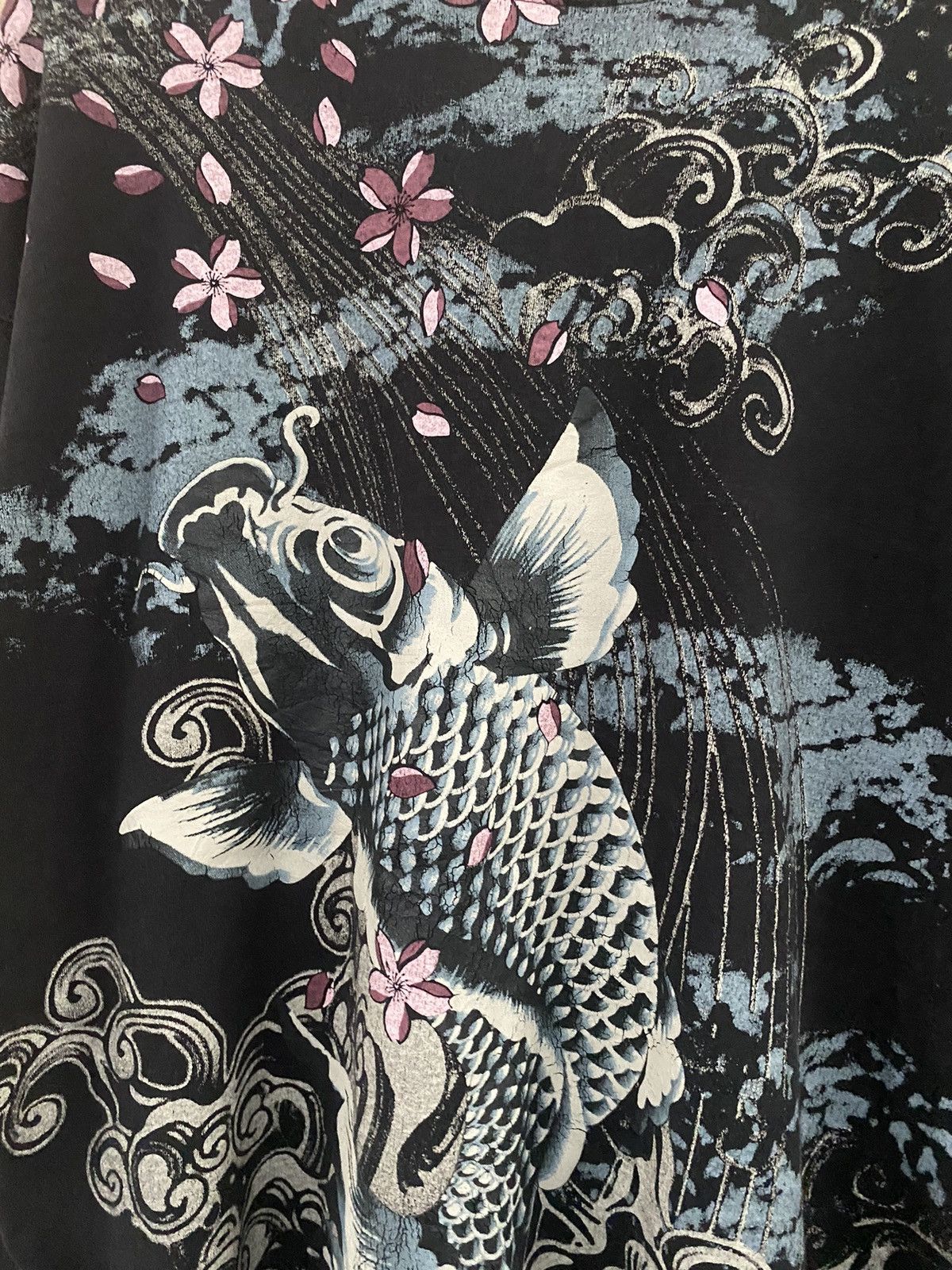 Designer × Japanese Brand Steals🔥 Karakuri Tamashi Fish Koi Tee Size US XXL / EU 58 / 5 - 2 Thumbnail