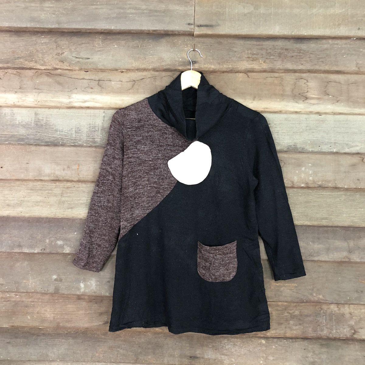 Retro sweatshirt by knit Japanese fashion.