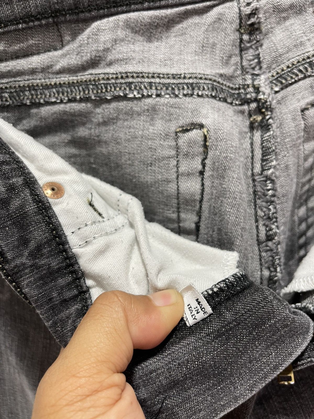 Armani ITALIAN AJ ARMANI DISTRESSED JEANS Size 25" / US 0 / IT 36 - 18 Thumbnail