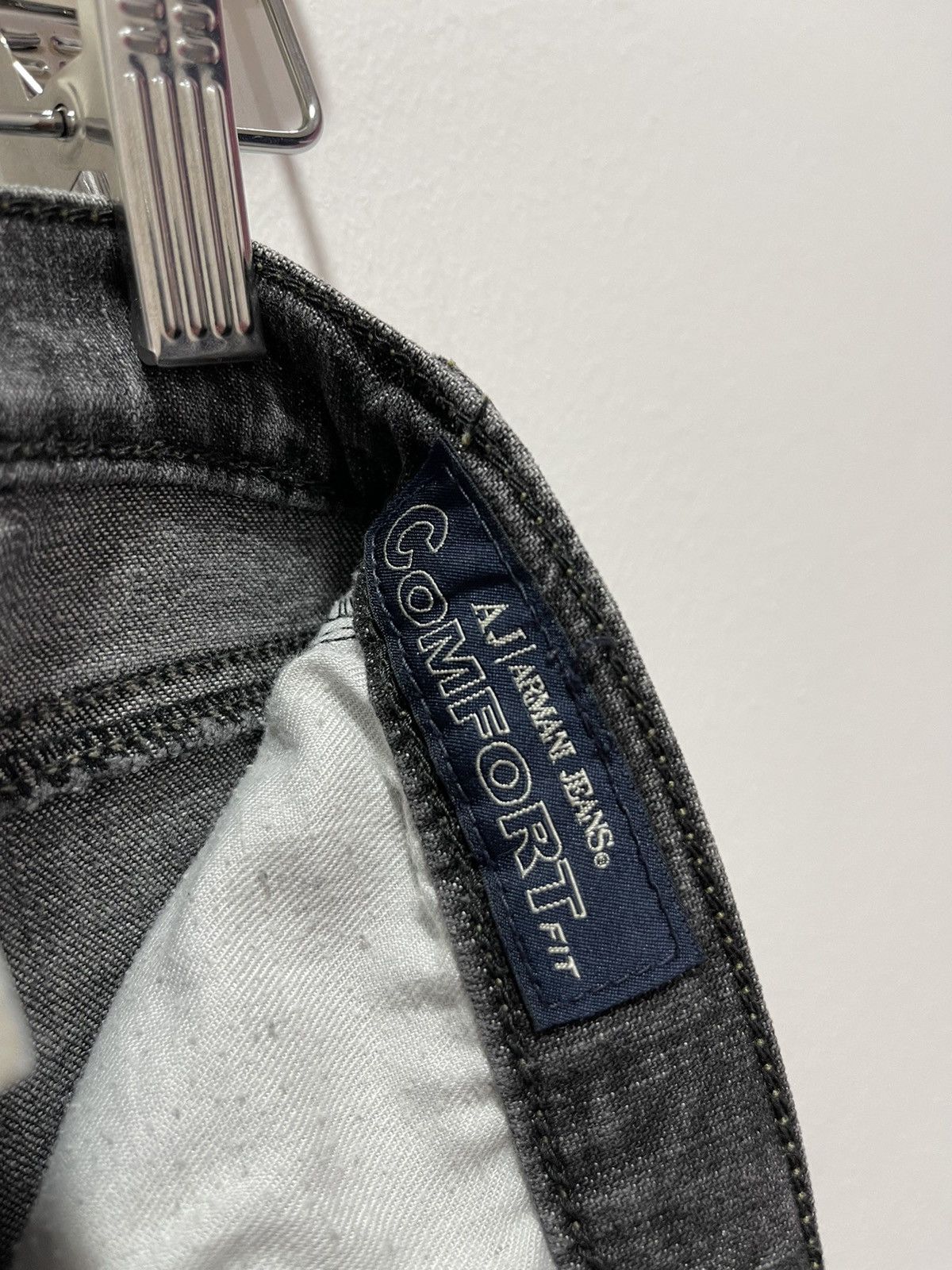 Armani ITALIAN AJ ARMANI DISTRESSED JEANS Size 25" / US 0 / IT 36 - 16 Thumbnail