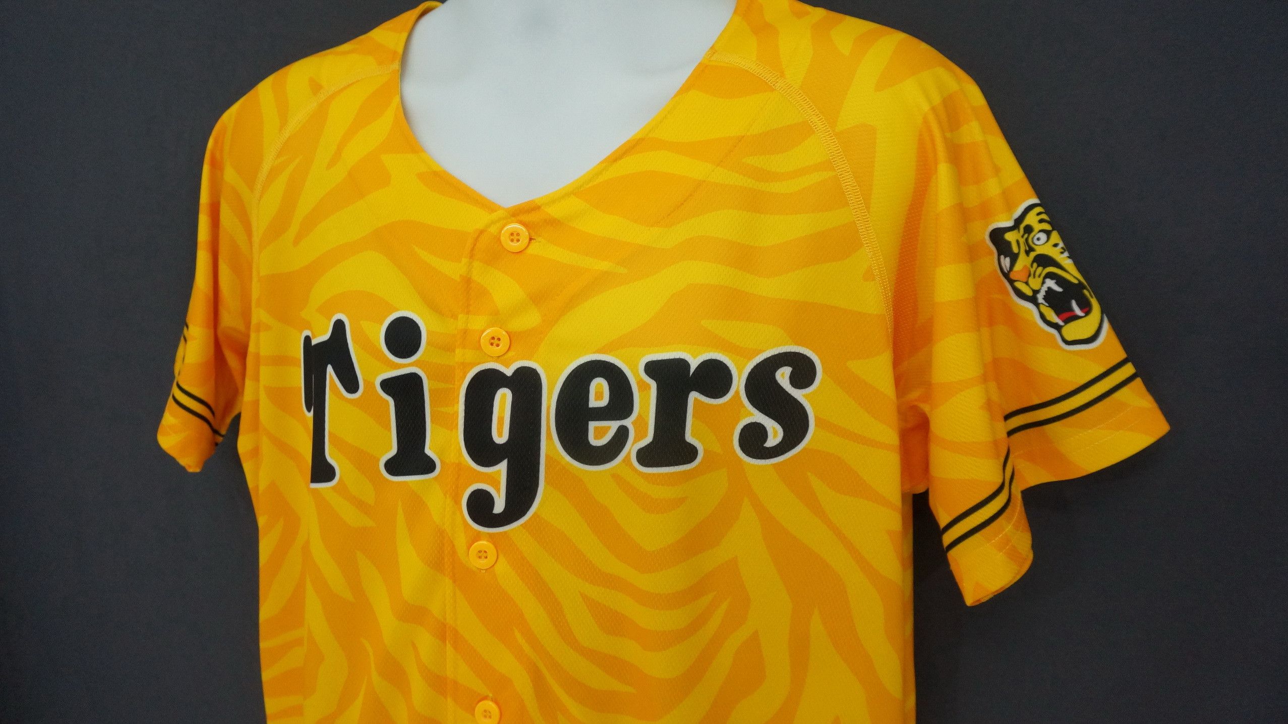 Japanese Brand HANSHIN TIGERS Official Club Polyester Yellow Camo Shirt Size US S / EU 44-46 / 1 - 3 Thumbnail