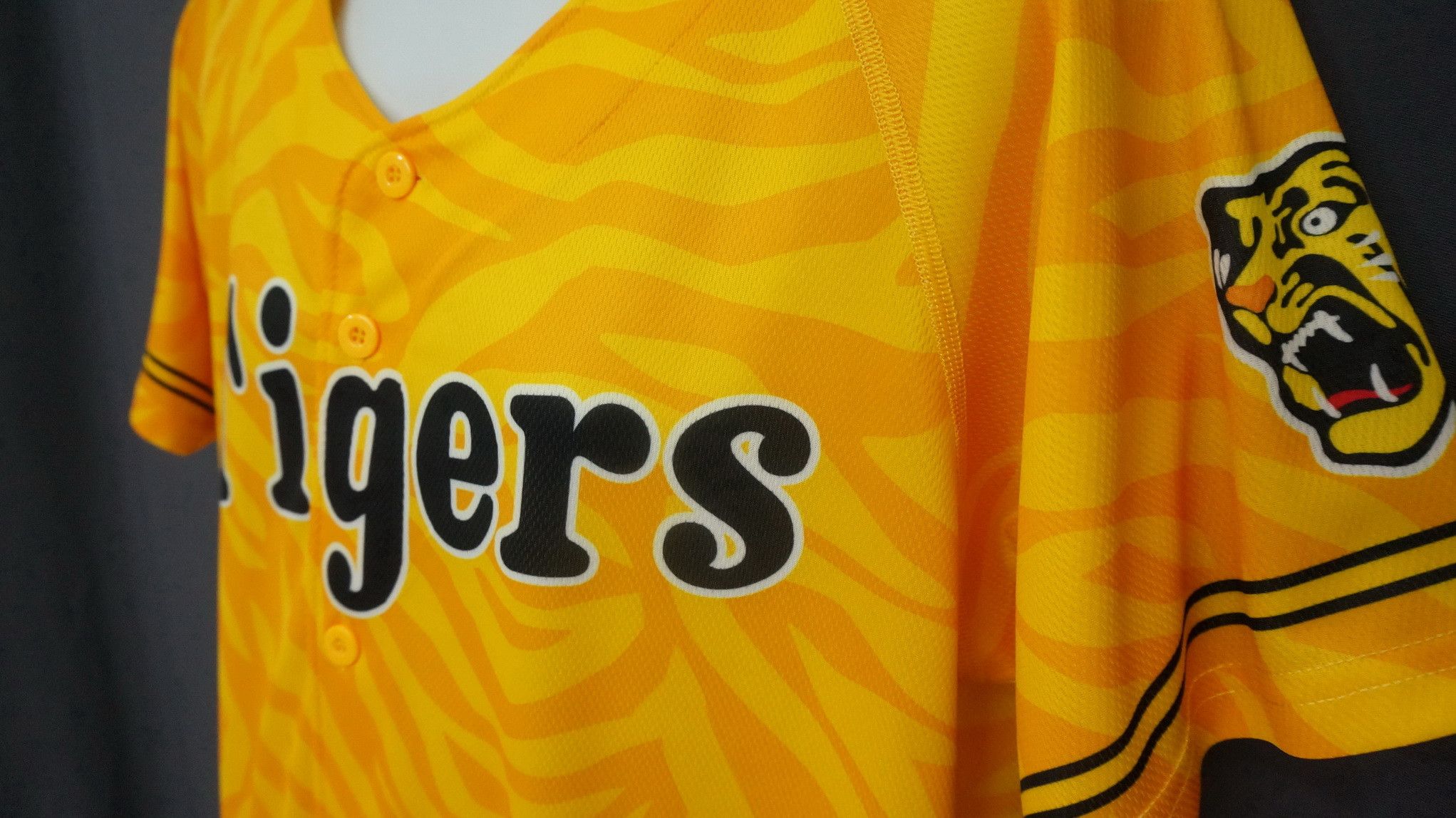 Japanese Brand HANSHIN TIGERS Official Club Polyester Yellow Camo Shirt Size US S / EU 44-46 / 1 - 4 Thumbnail
