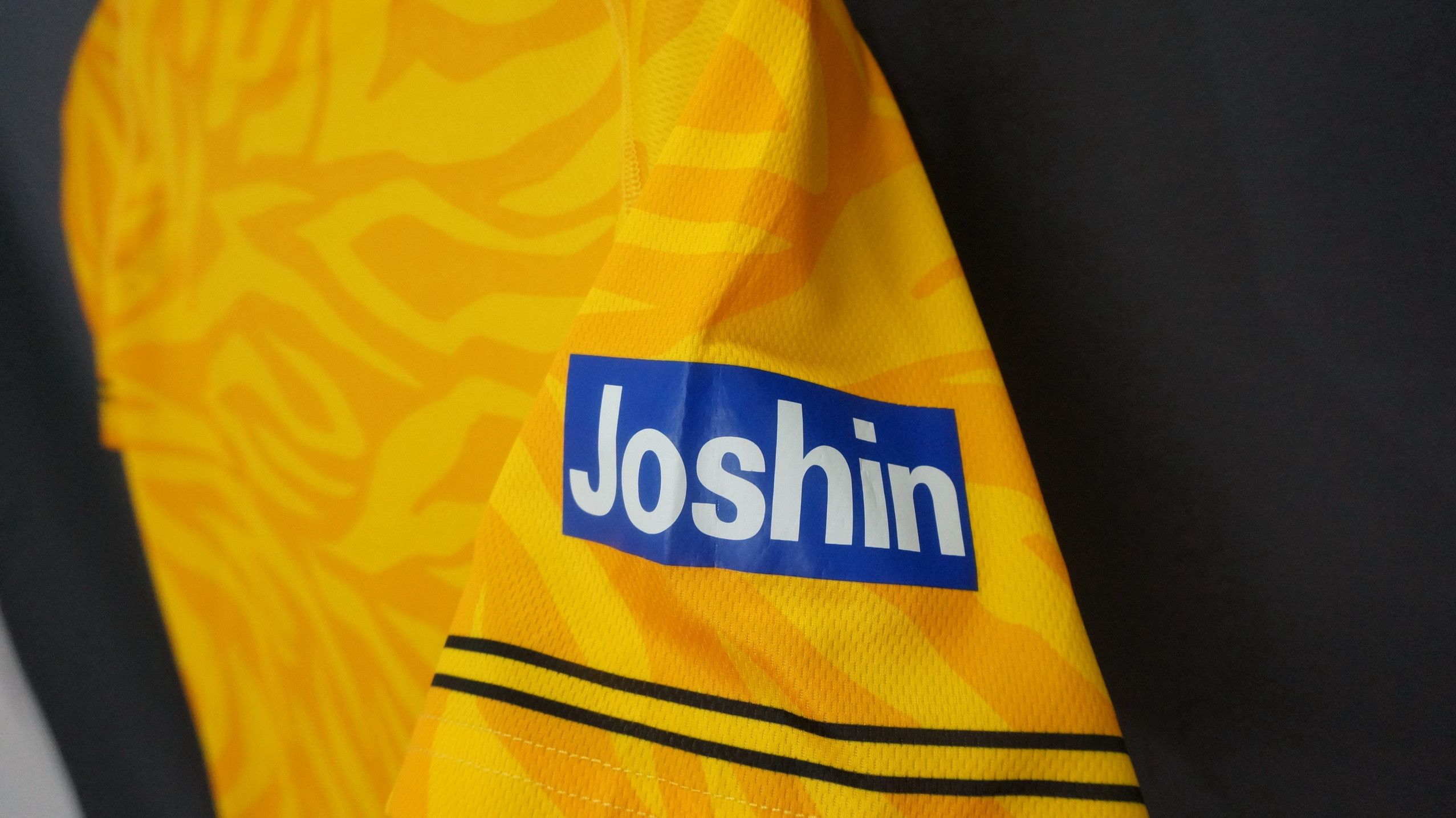 Japanese Brand HANSHIN TIGERS Official Club Polyester Yellow Camo Shirt Size US S / EU 44-46 / 1 - 5 Thumbnail