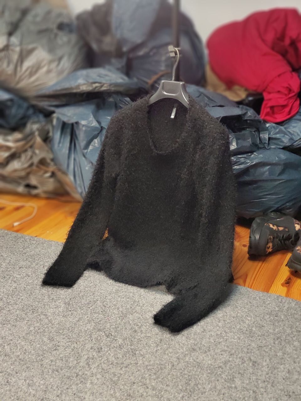 Japanese Brand Vintage 90's Japanese Black Mohair Style Fuzzy Sweater Size US S / EU 44-46 / 1 - 19 Thumbnail