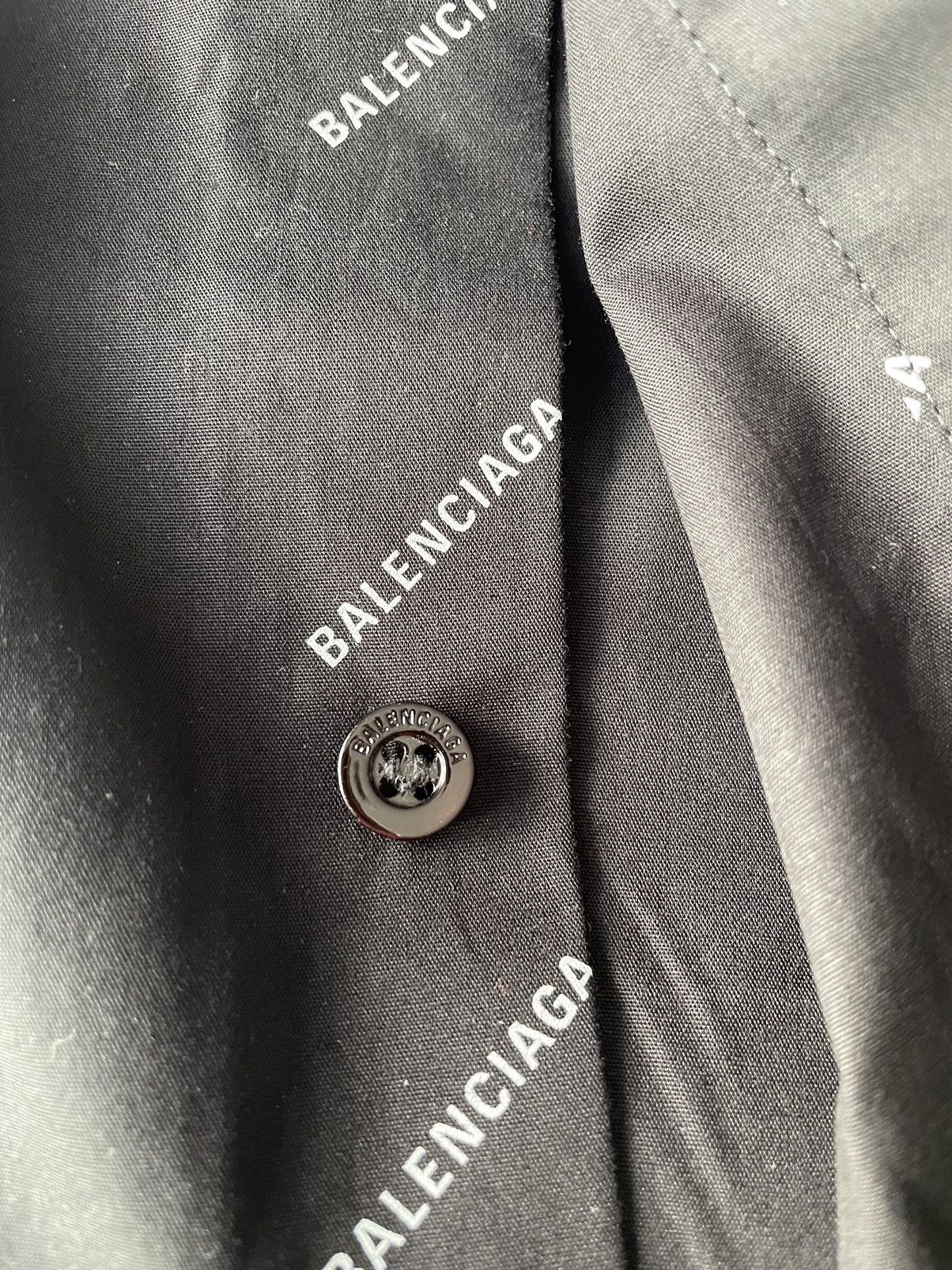 Balenciaga Balenciaga Oversized Full Logo Short Sleeve Shirt Size 41 Size US XL / EU 56 / 4 - 4 Thumbnail