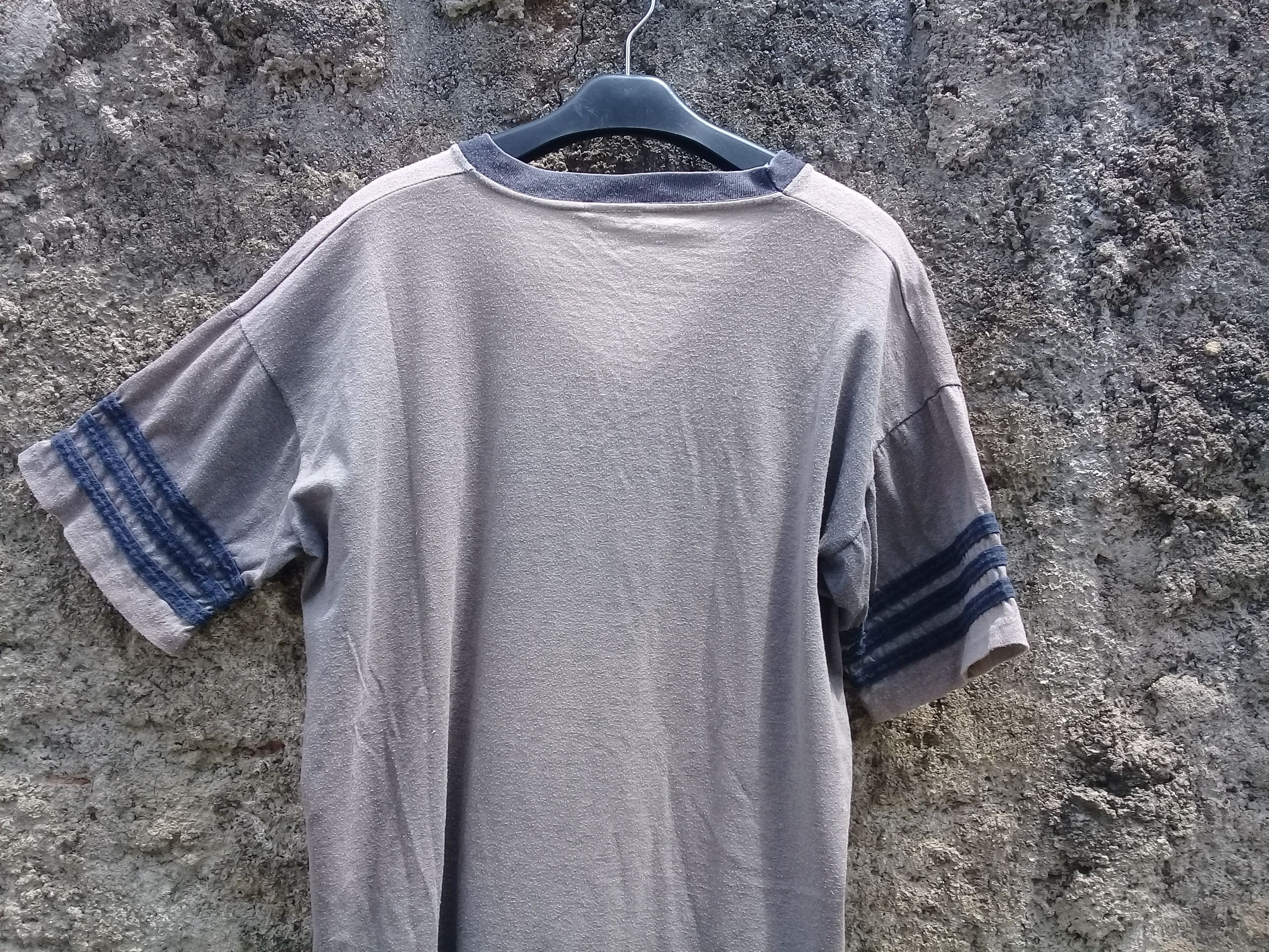 Vintage Vintage 90s Donald Duck California V-neck T-Shirt Faded Size US XL / EU 56 / 4 - 6 Thumbnail