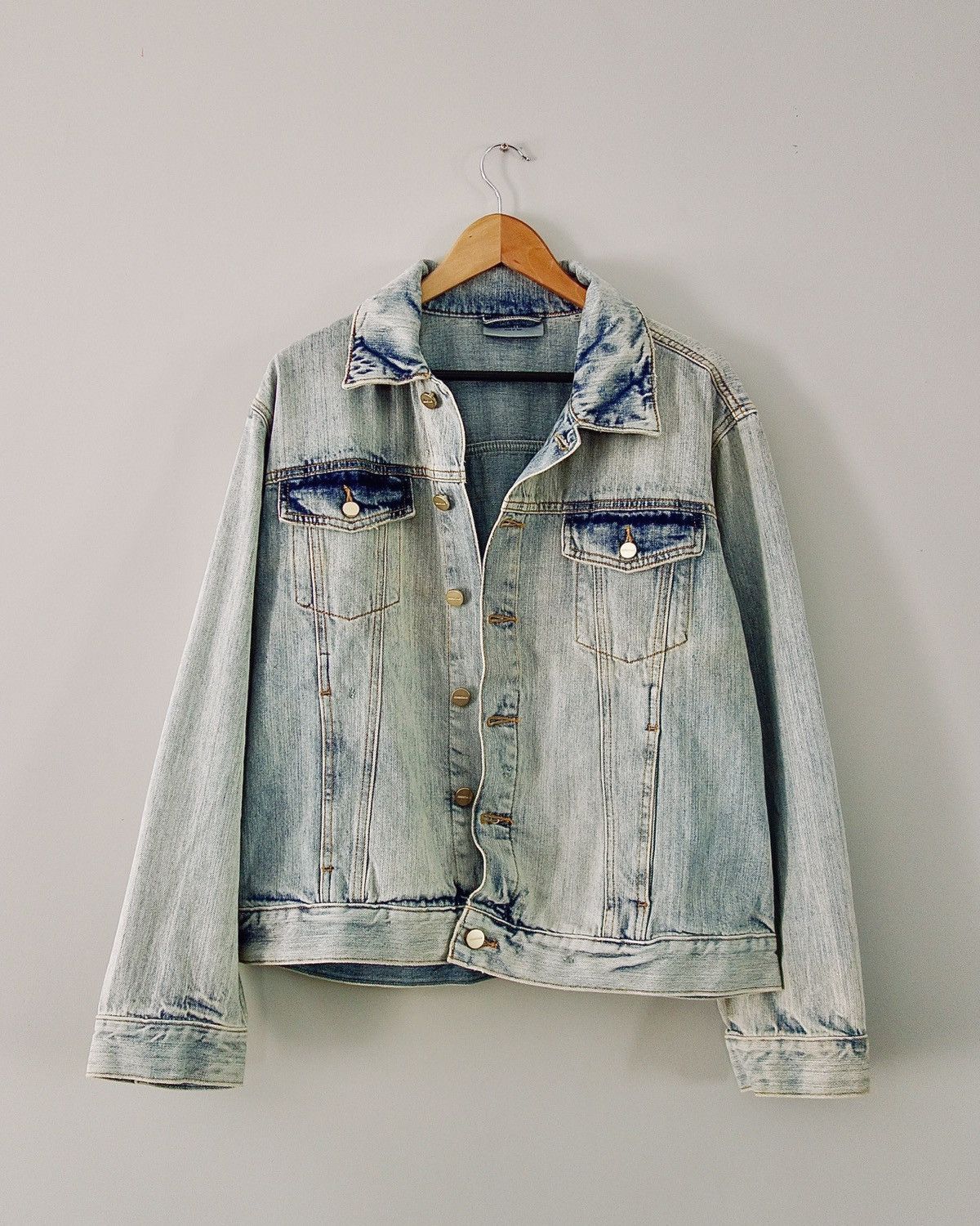 Fear of God FEAR OF GOD ESSENTIALS DENIM TRUCKER JACKET LIGHT INDIGO ...