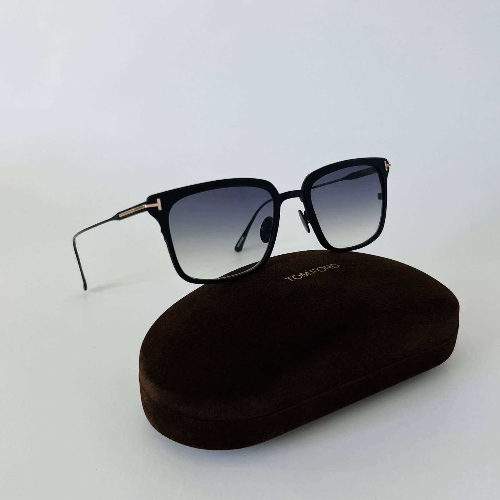 Tom Ford TOM FORD Hayden Sunglasses TF831 02B Titanium Tom Ford TOM FORD Hayden Sunglasses TF831 02B Titanium
