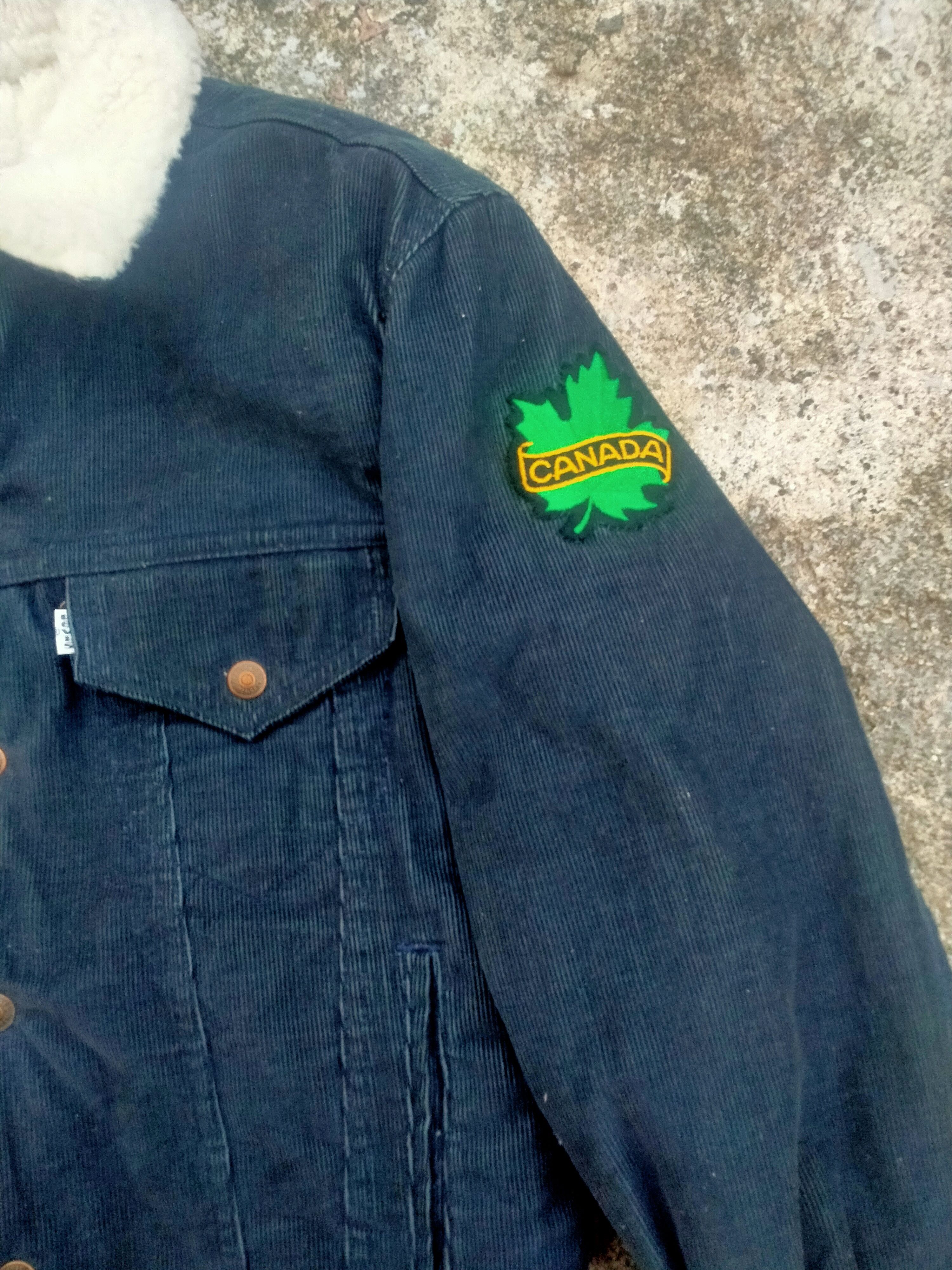 VINTAGE LEVIS WHITE TAB SHERPA BUTTON UP DENIM JACKET